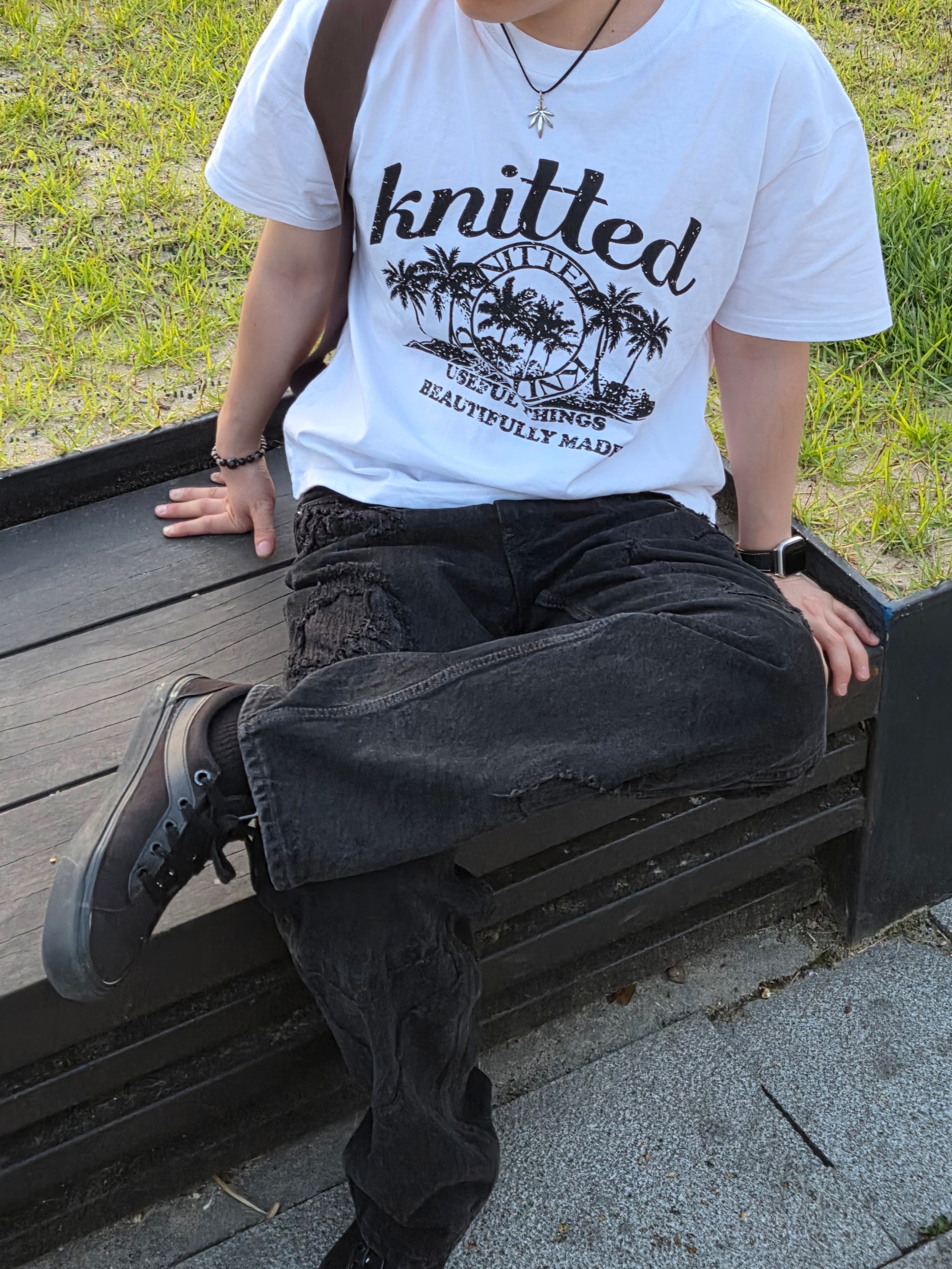 Knitted Pigment Palm Tree Graphic T-Shirt White 착용 스타일 - 2