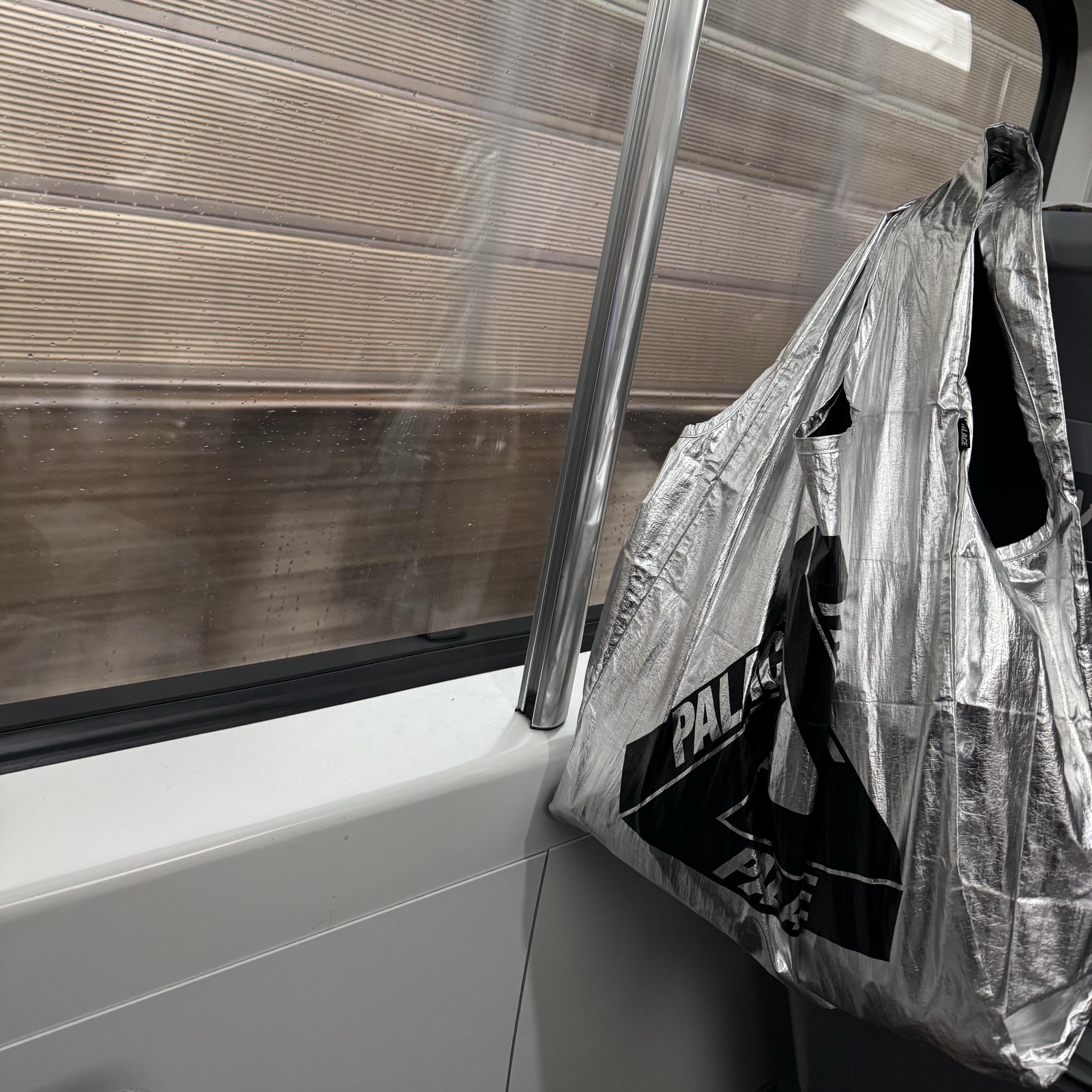 Palace Palace Shop Reusable Bag Silver - 22FW 착용 스타일