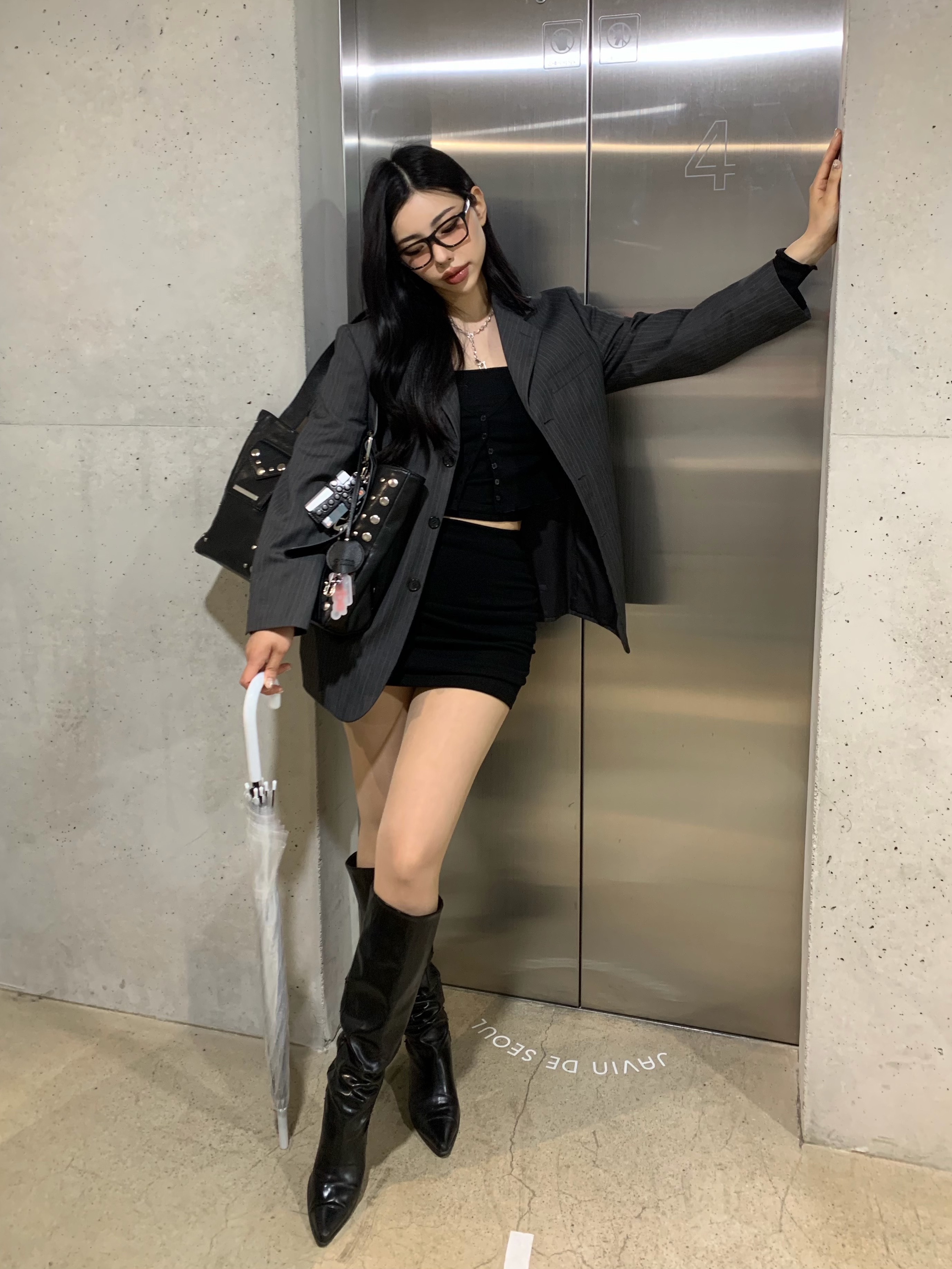 Sculptor Cross Stud Strap Wallet Black 착용 스타일 - 1