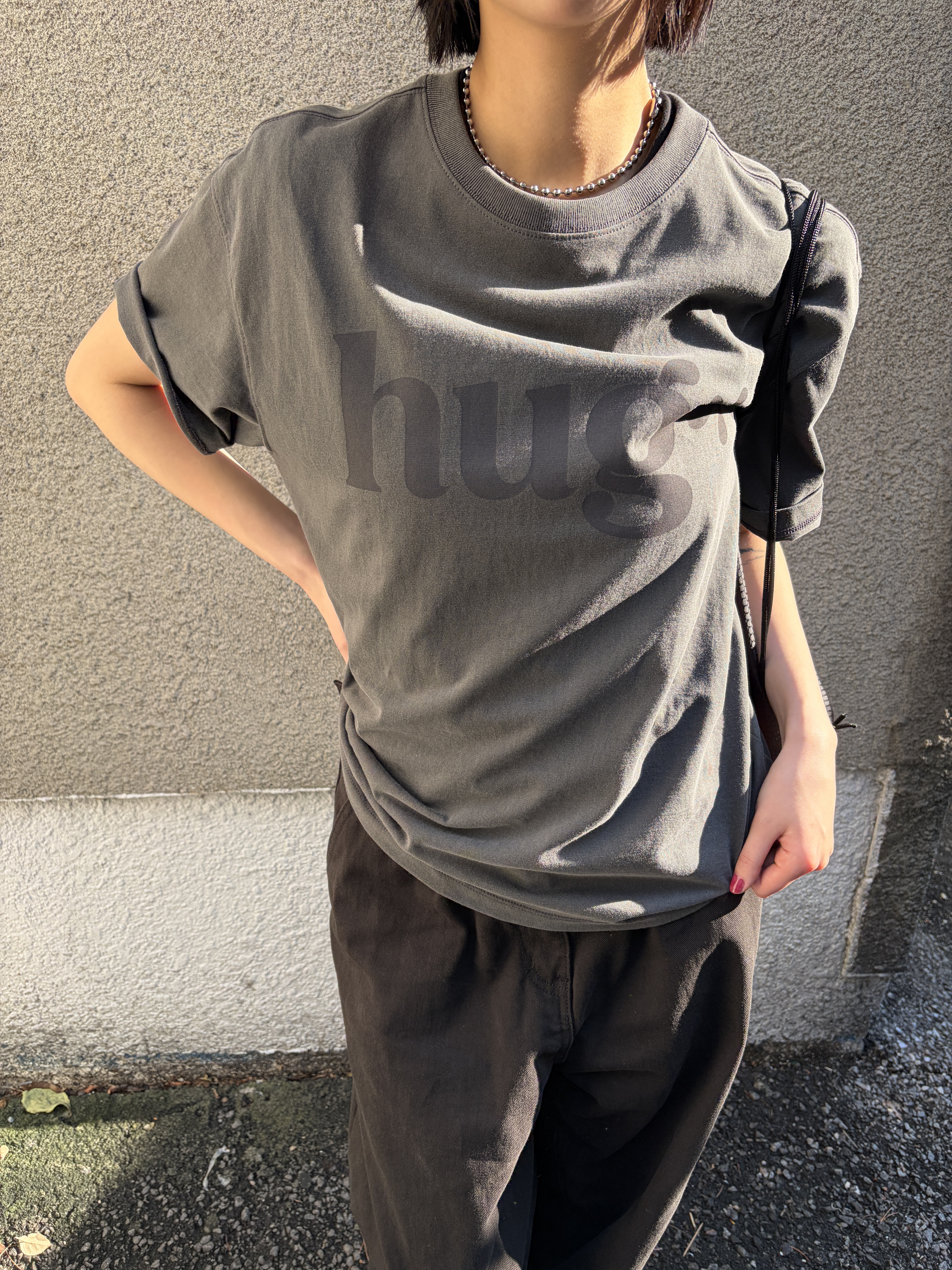 Riomeu Hug Rio Short Sleeve T-shirt Charcoal 착용 스타일 - 1