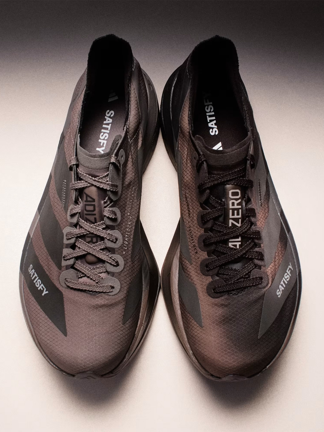 Adidas x Satisfy Adizero Adios Pro 4 Brown Aurora Coffee Metallic, Adidas x Satisfy Adizero Adios Pro 4 Core Black Grey Five μ°©μ© μ€νμΌ - 3