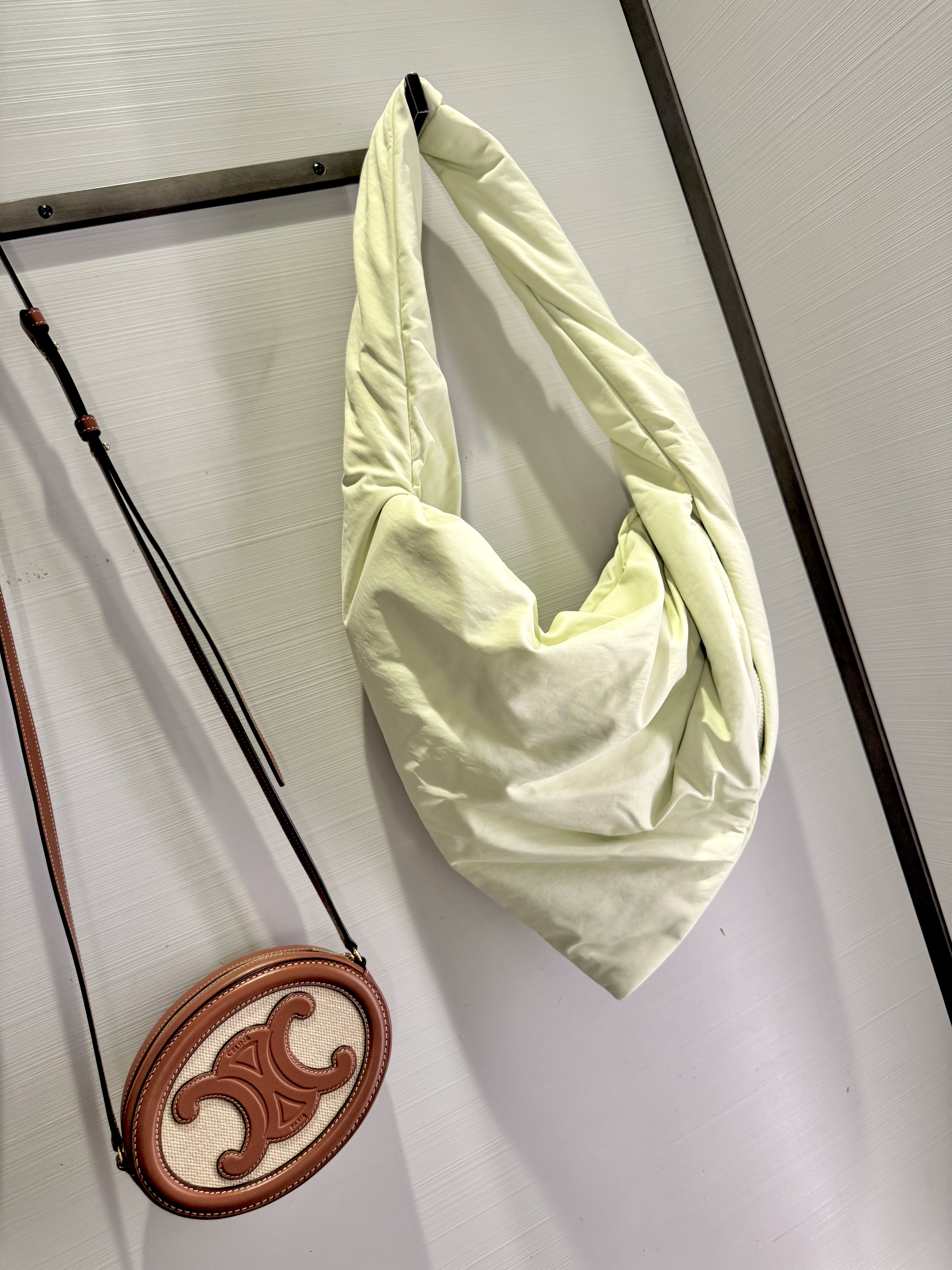 COS Kite Nylon Shoulder Bag Light Green, (W) Pandora Moments Open Bangle Sterling Silver 착용 스타일 - 2