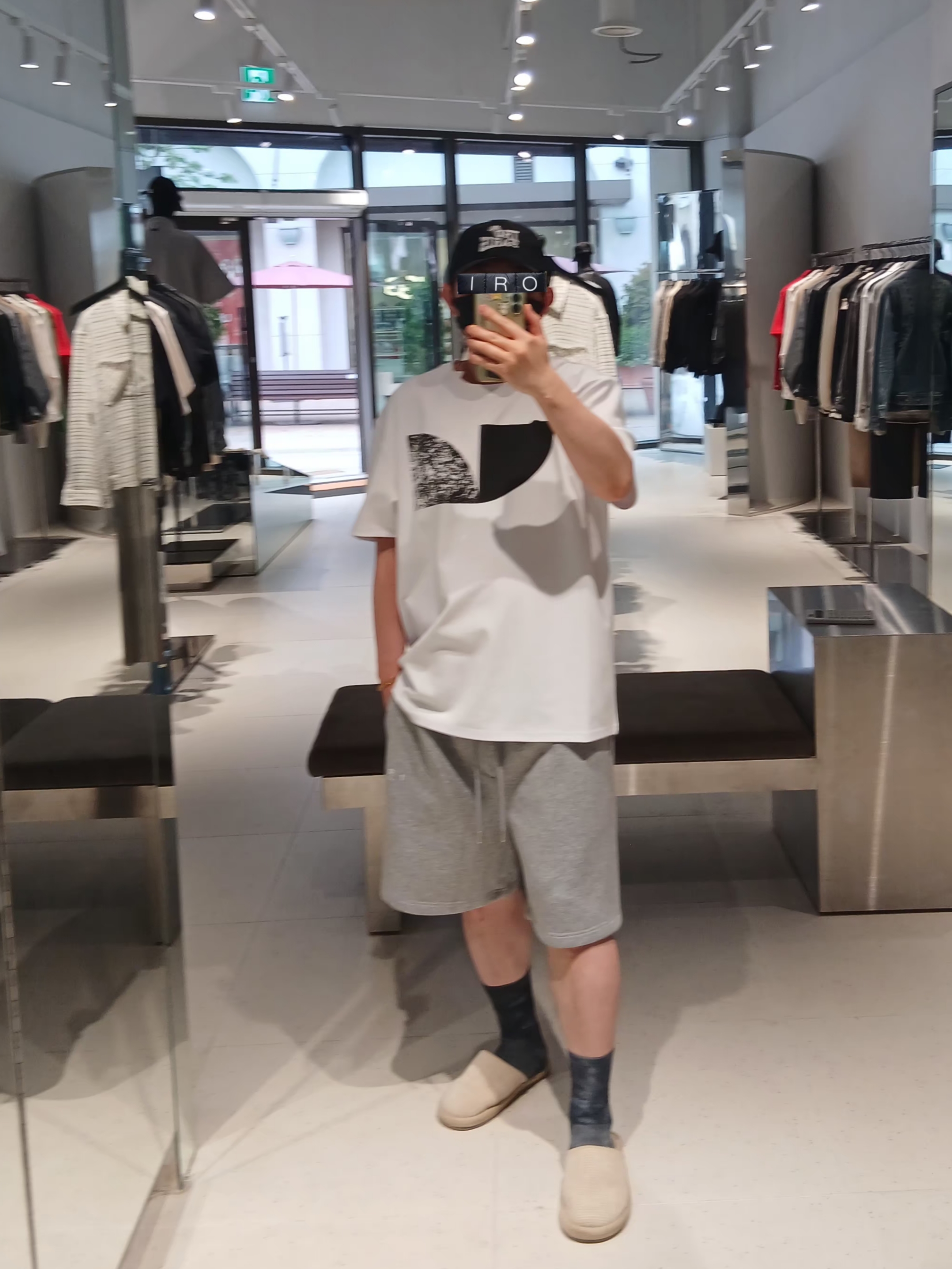 Iro Aloispe Over Fit Iconic Logo Short Sleeves T-Shirt White, Iro Palmtree Nylon Ball Cap Black 착용 스타일 - 2
