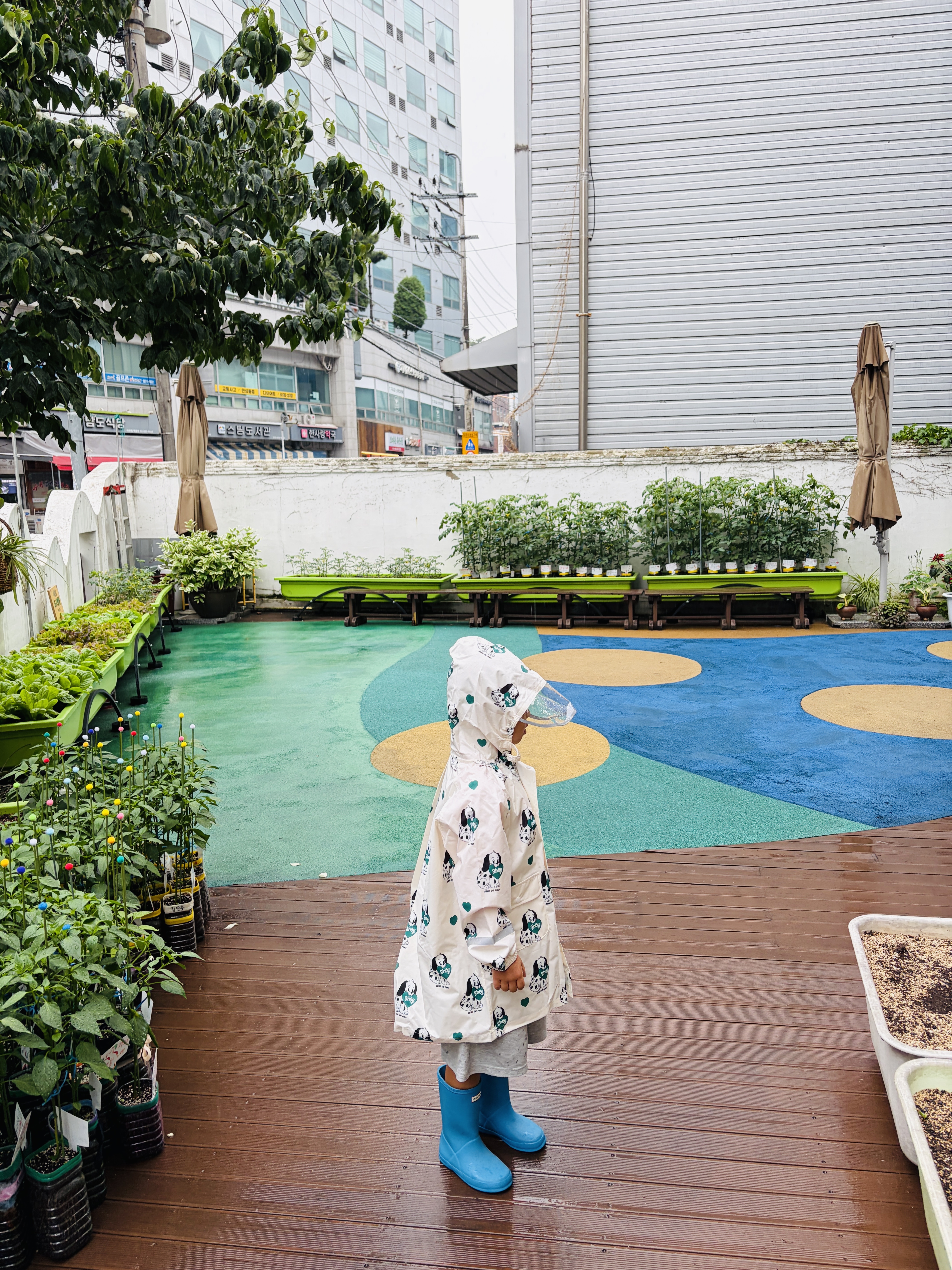 Starbucks x Bebe De Pino Raincoat M White 착용 스타일
