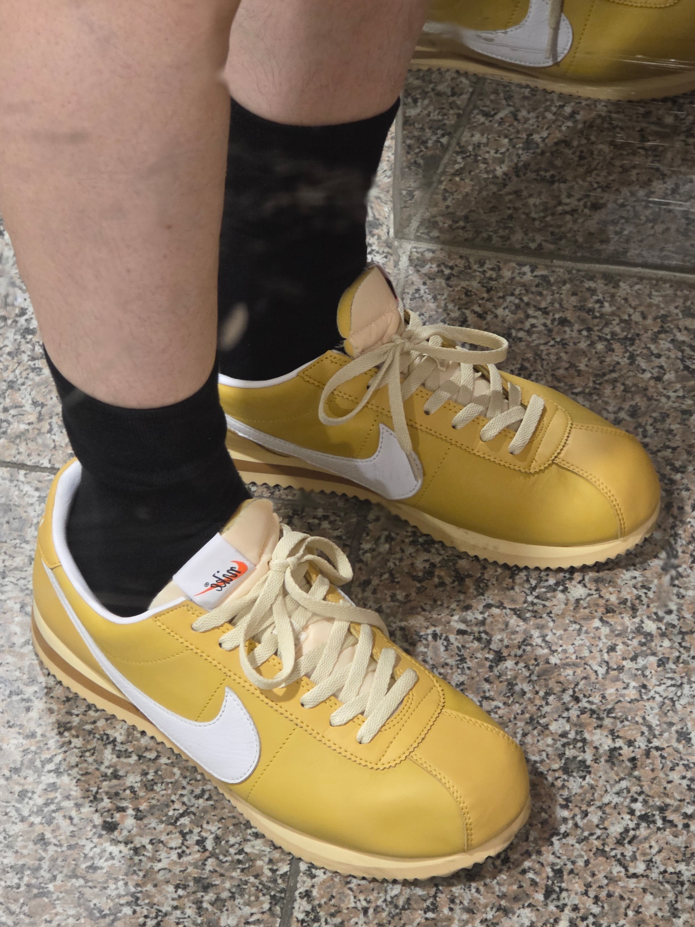 Nike Cortez 23 SE Wheat Gold, Jordan x CBF Brazil 2026 Stadium Away Jordan Dri-FIT Soccer Replica Jersey Old Royal Black (Non Marking Ver.) 착용 스타일 - 2