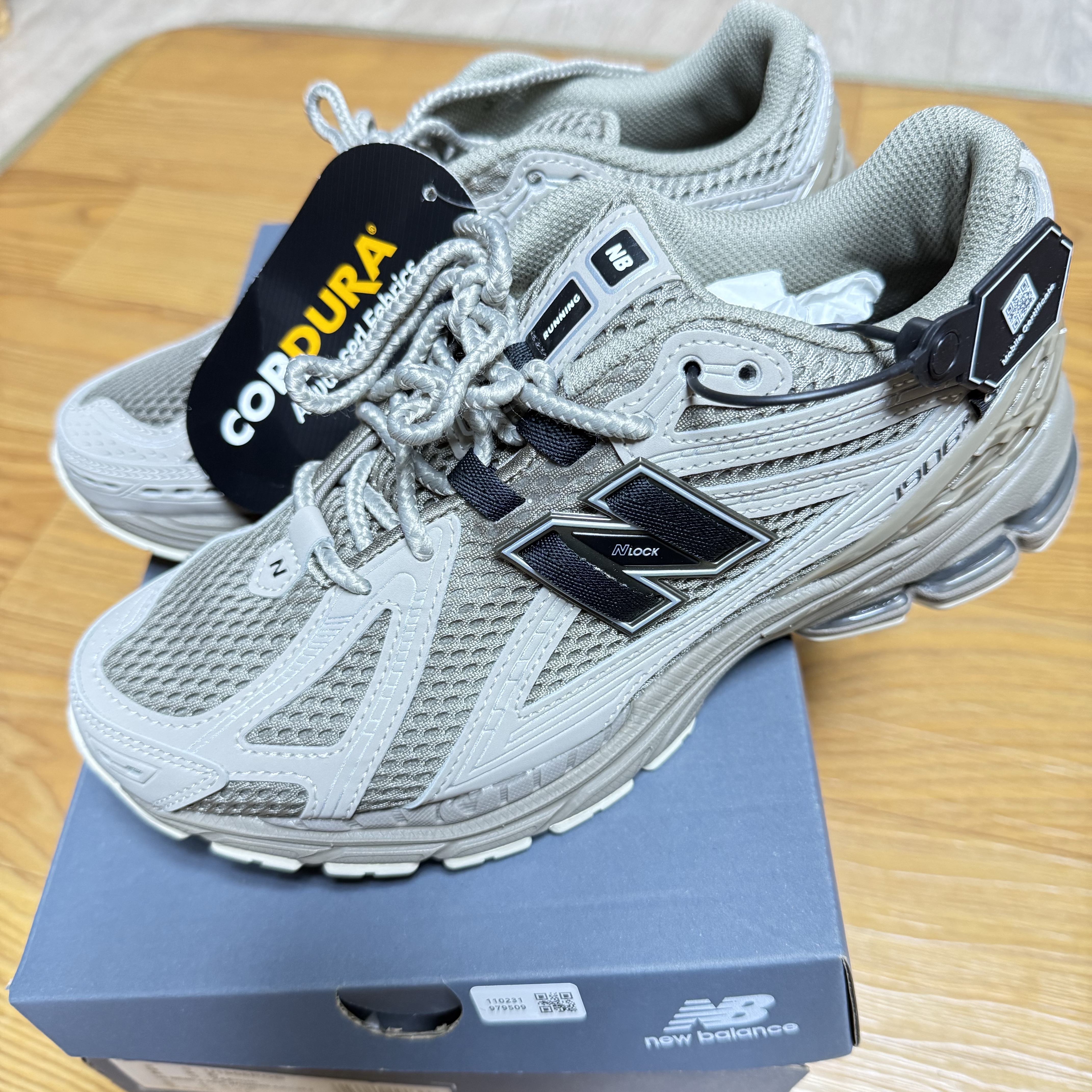 New Balance 1906R Arid Stone Black Cement - D Standard 착용 스타일 - 1