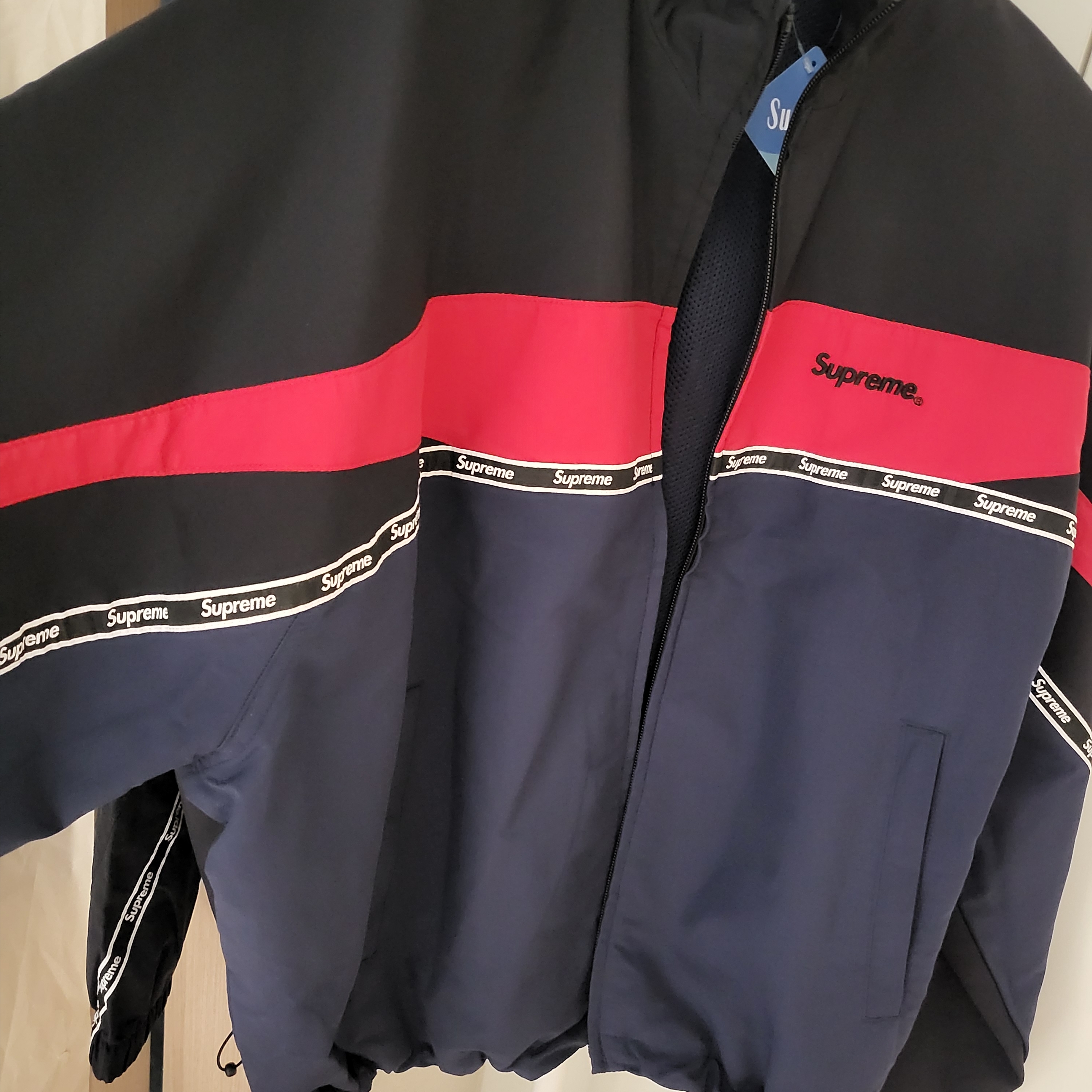 Supreme Logo Taping Track Jacket Navy - 26SS 착용 스타일 - 2