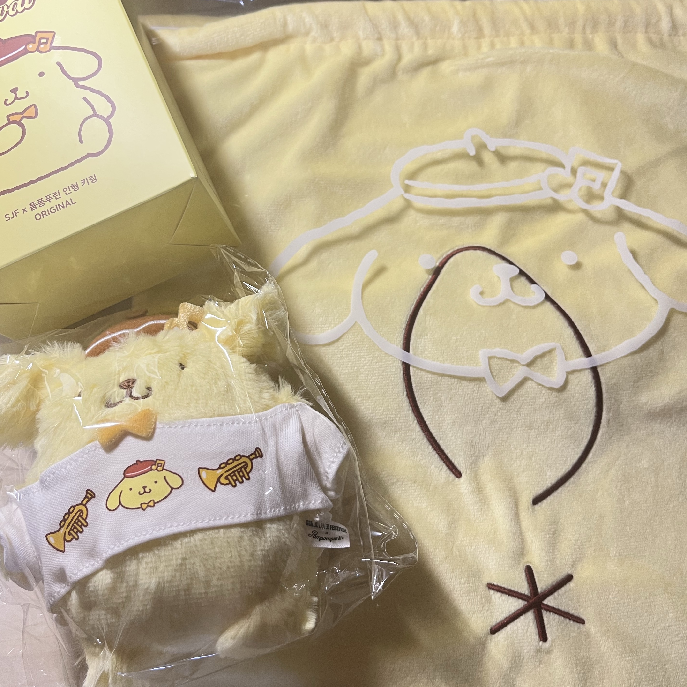 SJF X POMPOMPURIN PLUSH KEYCHAIN - YELLOW, SJF X POMPOMPURIN GYMSACK - YELLOW 착용 스타일 - 2
