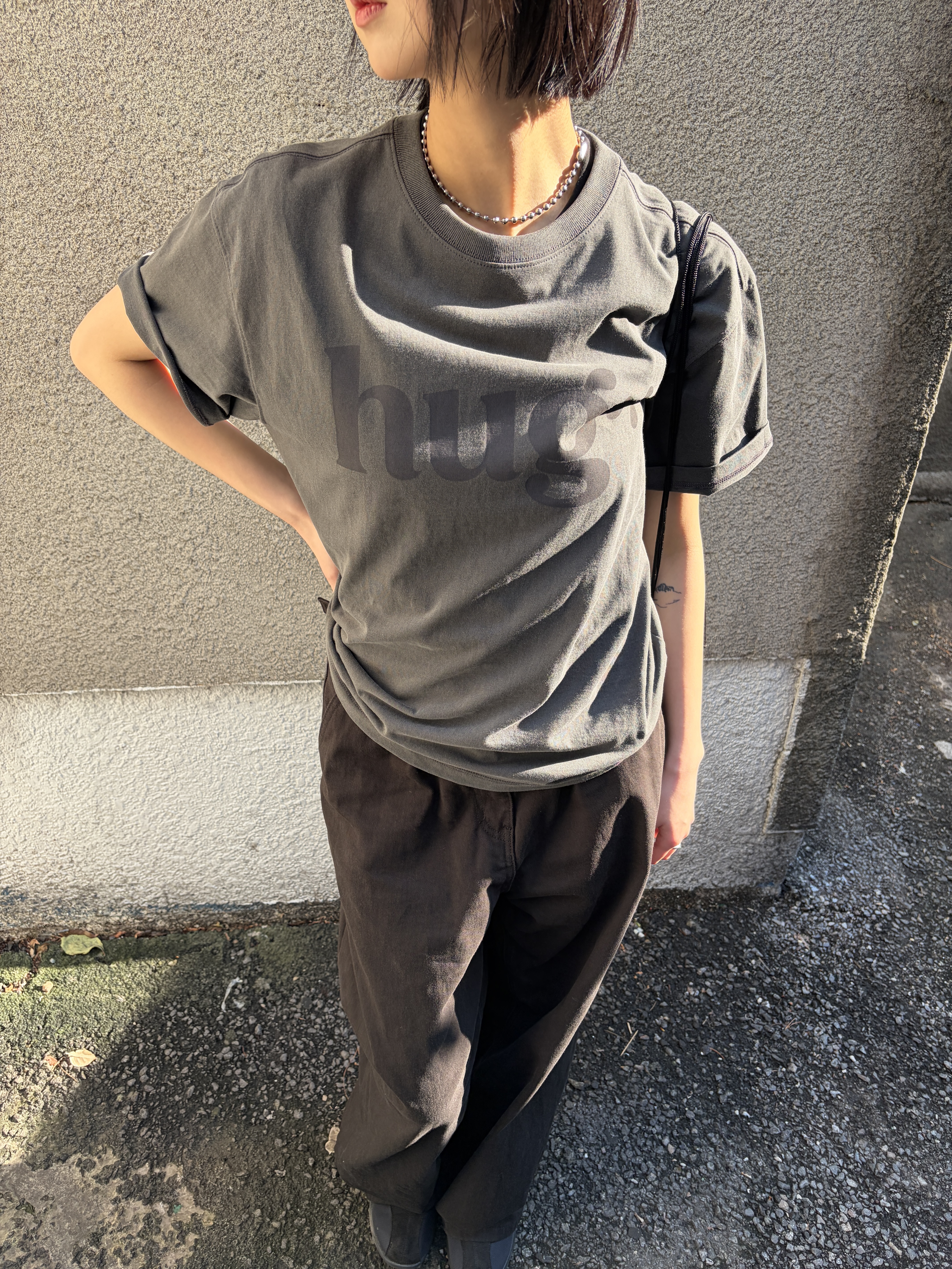 Riomeu Hug Rio Short Sleeve T-shirt Charcoal 착용 스타일 - 2