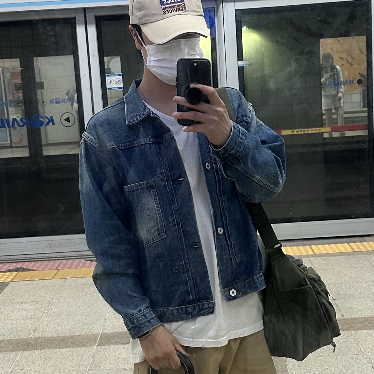Uniqlo Multi Pocket Shoulder Bag Olive 착용 스타일