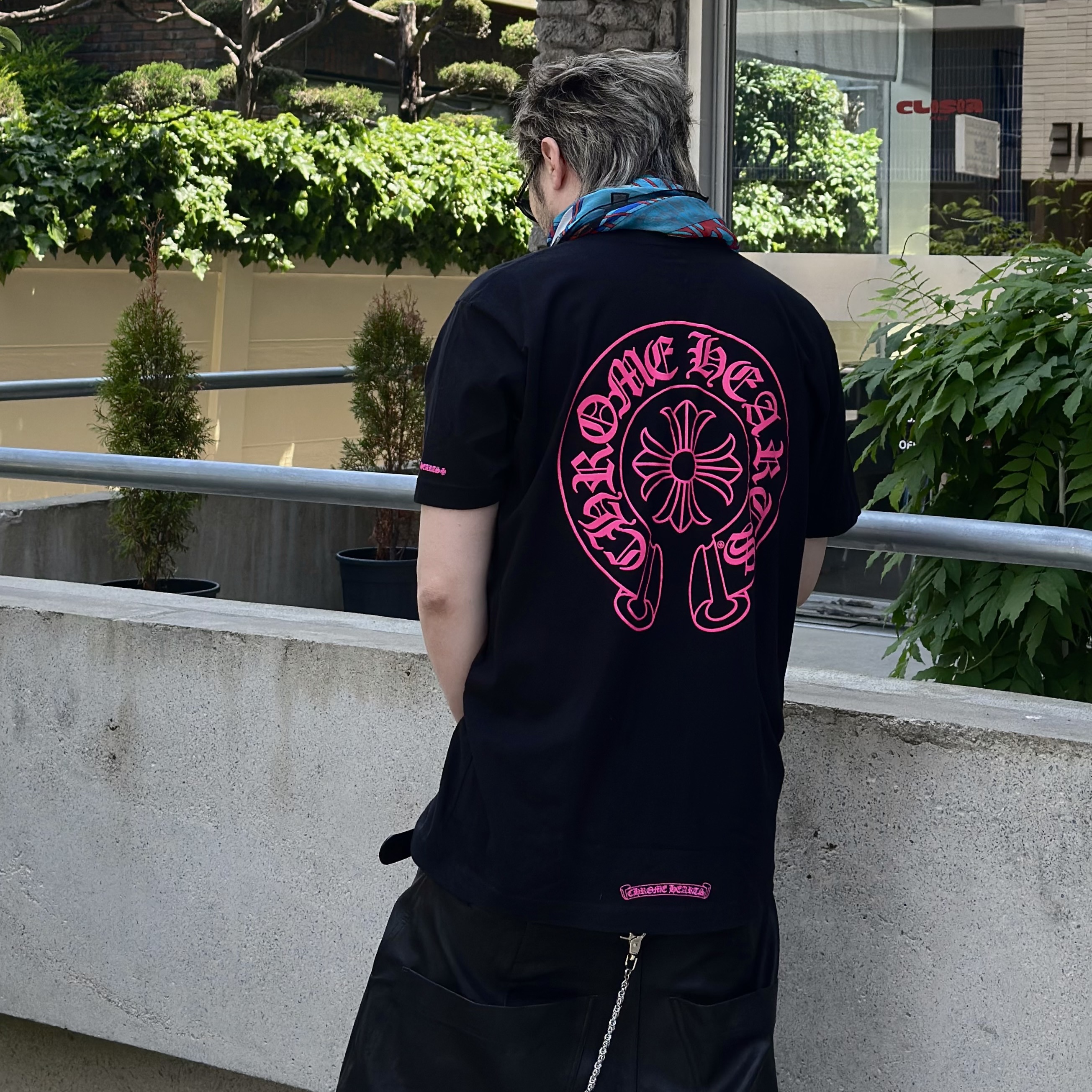 Chrome Hearts Horseshoe Logo T-Shirt Black Pink, MJD x Koin Seoul 3D Knee Eco Leather Pants Black 착용 스타일 - 1