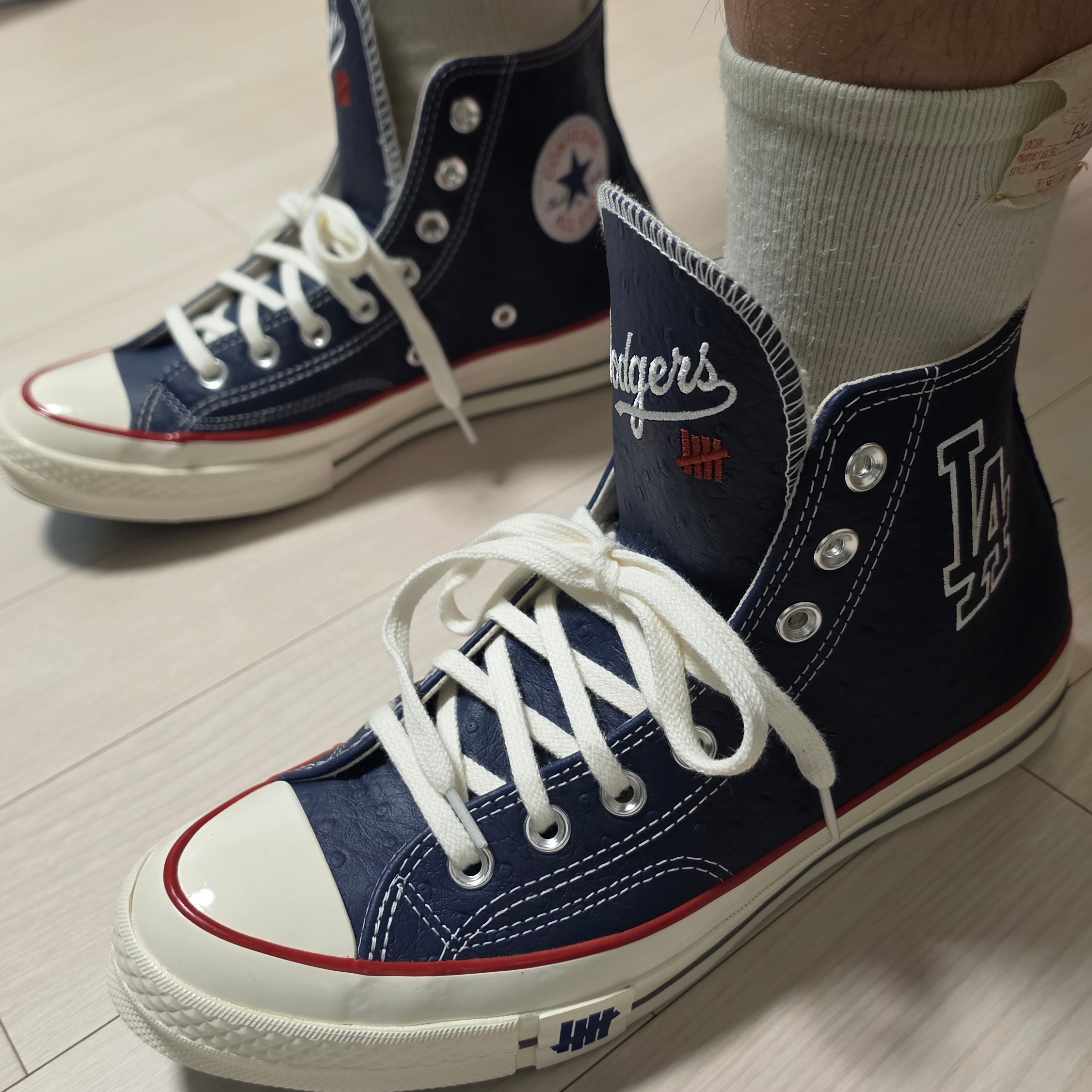 Converse x Undefeated x LA Dodgers Chuck Taylor All Star Hi Blue Cream 착용 스타일 - 4