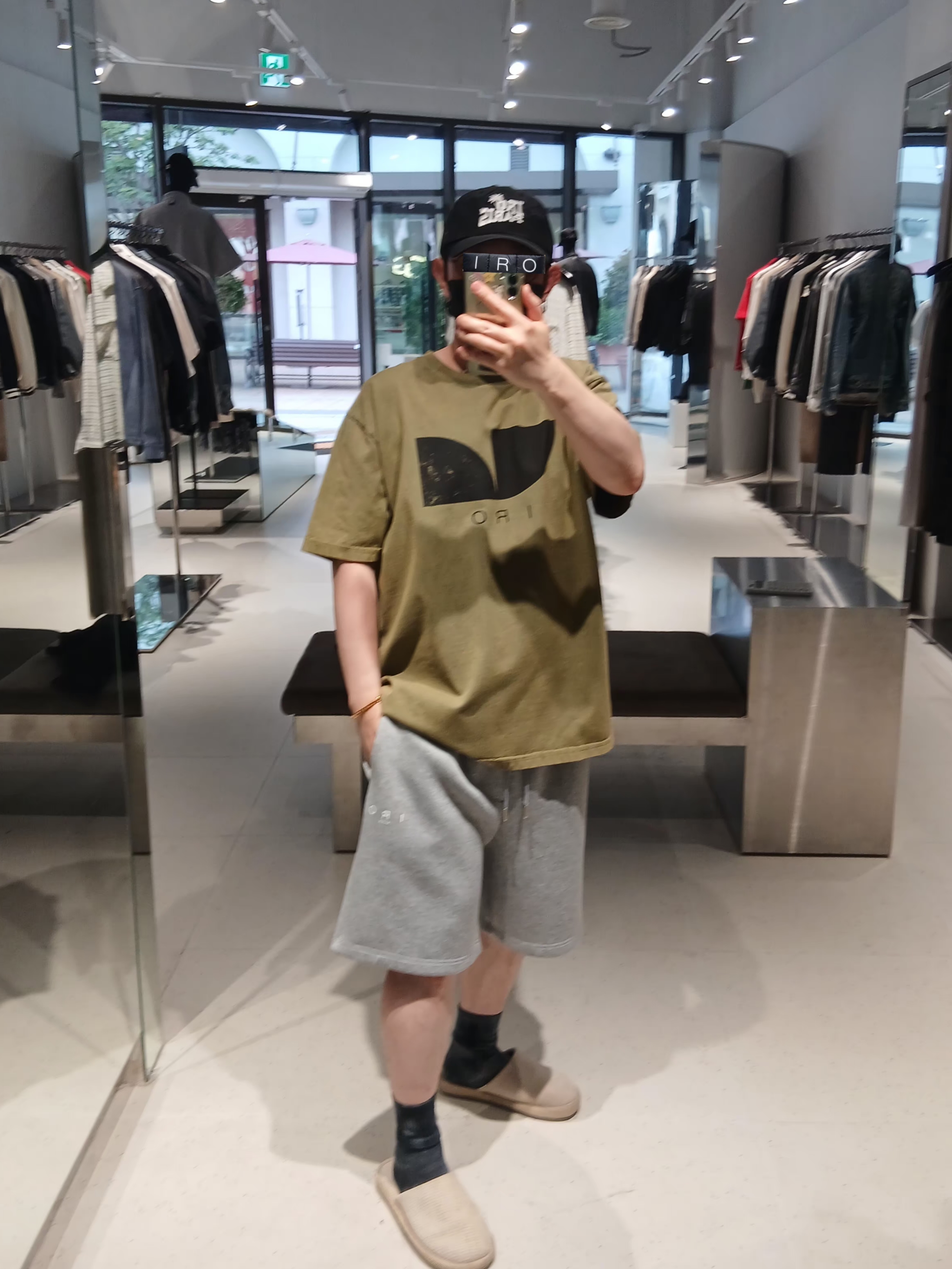 Iro Outi T-Shirt Beige, Iro Palmtree Nylon Ball Cap Navy 착용 스타일 - 2