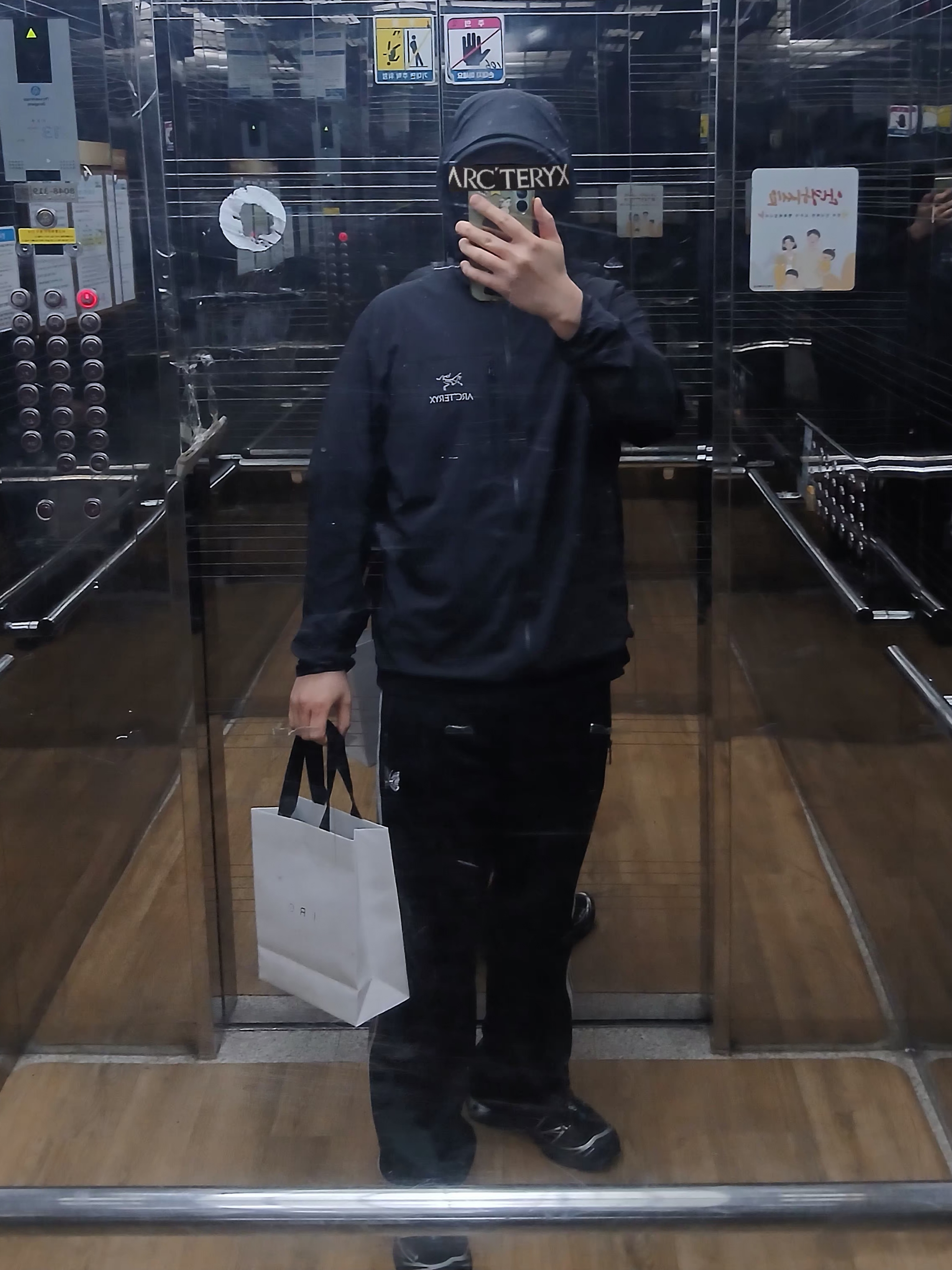 Arc'teryx Squamish Hoody Black, Needles Track Pant Poly Smooth Charcoal 착용 스타일 - 7