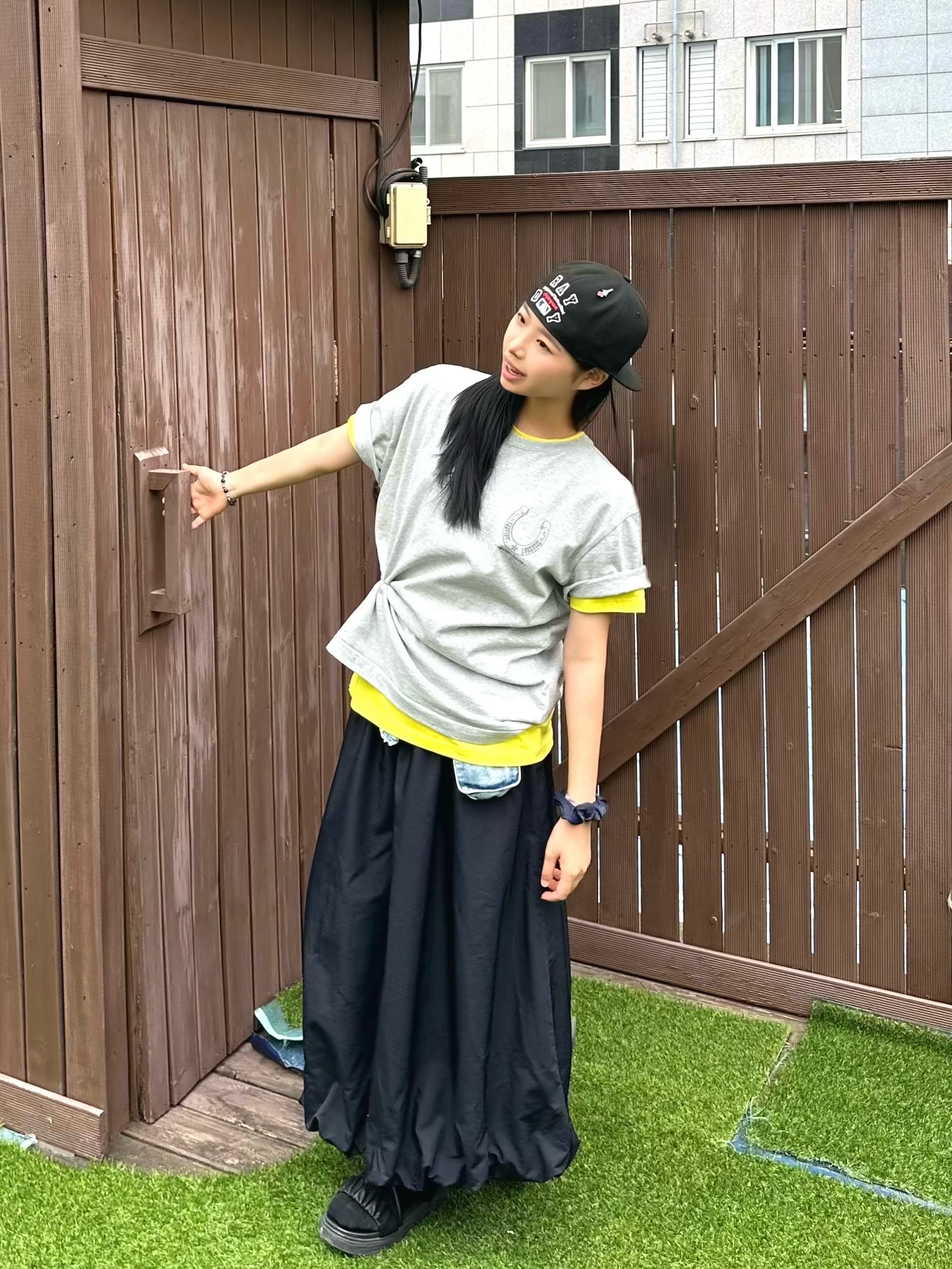 Thevinylhouse Lucky House Tee Grey, New Era MLB New York Yankees Basic 59Fifty Fitted Cap Black White 착용 스타일 - 1