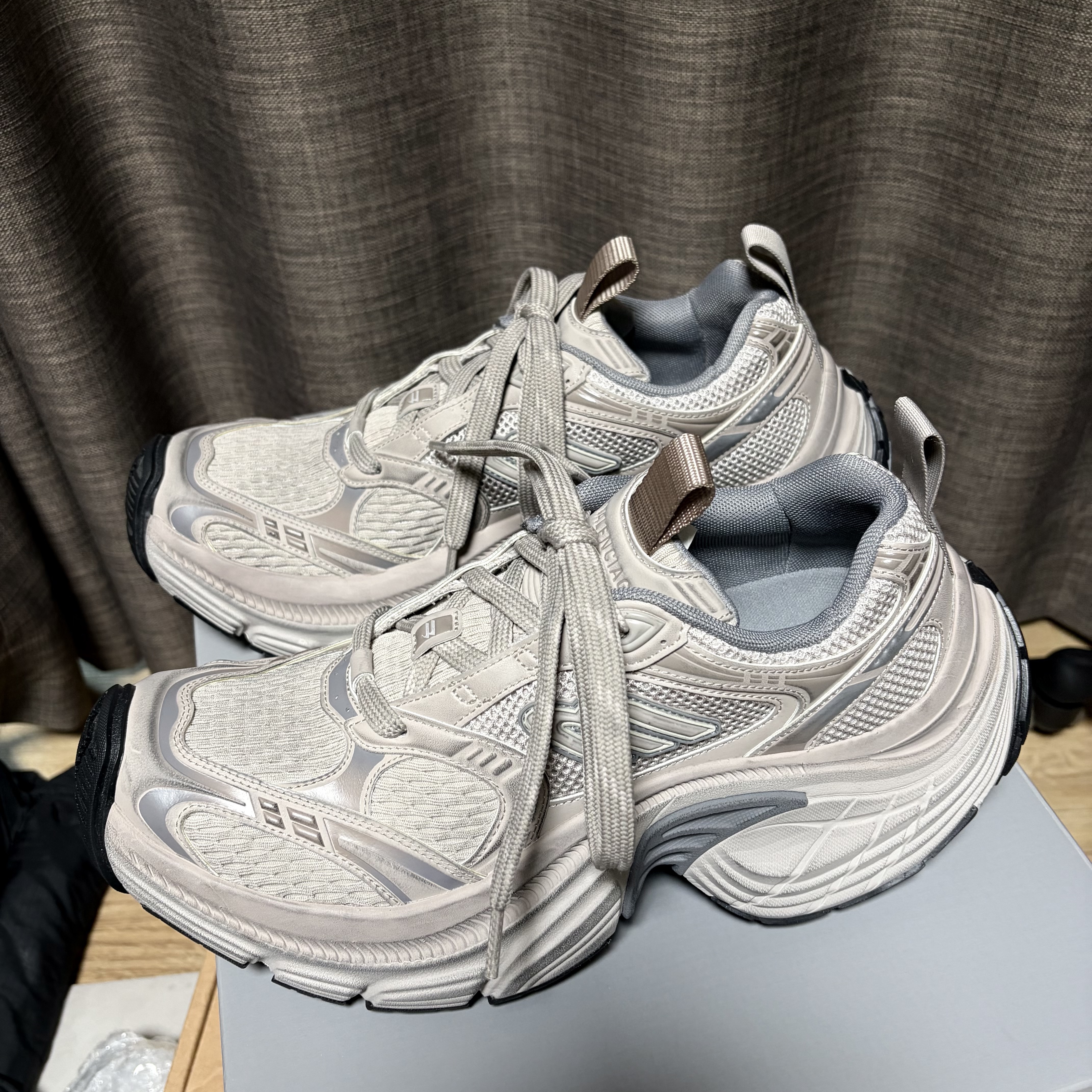 Balenciaga 6XL Sneakers Taupe Gray 착용 스타일 - 2