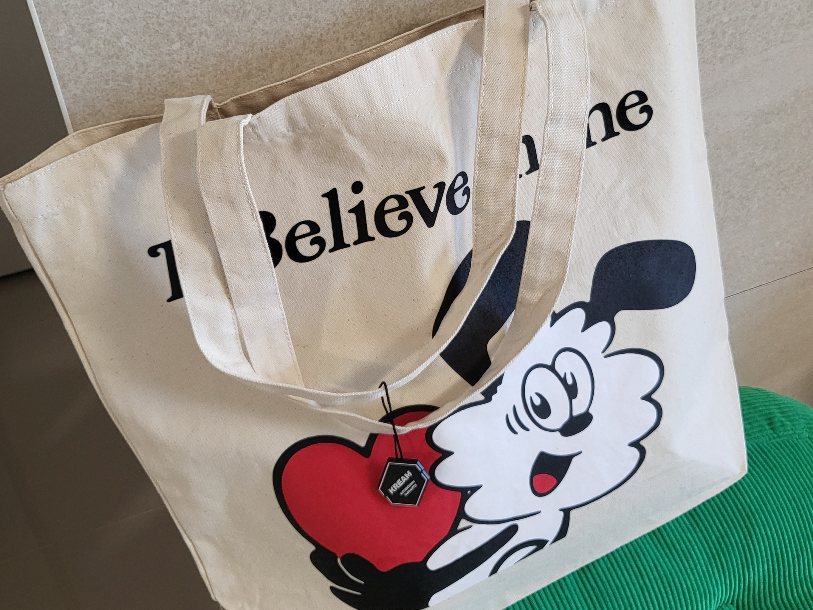 Verdy x Lotte Museum Toet Bag Ivory 착용 스타일 - 1
