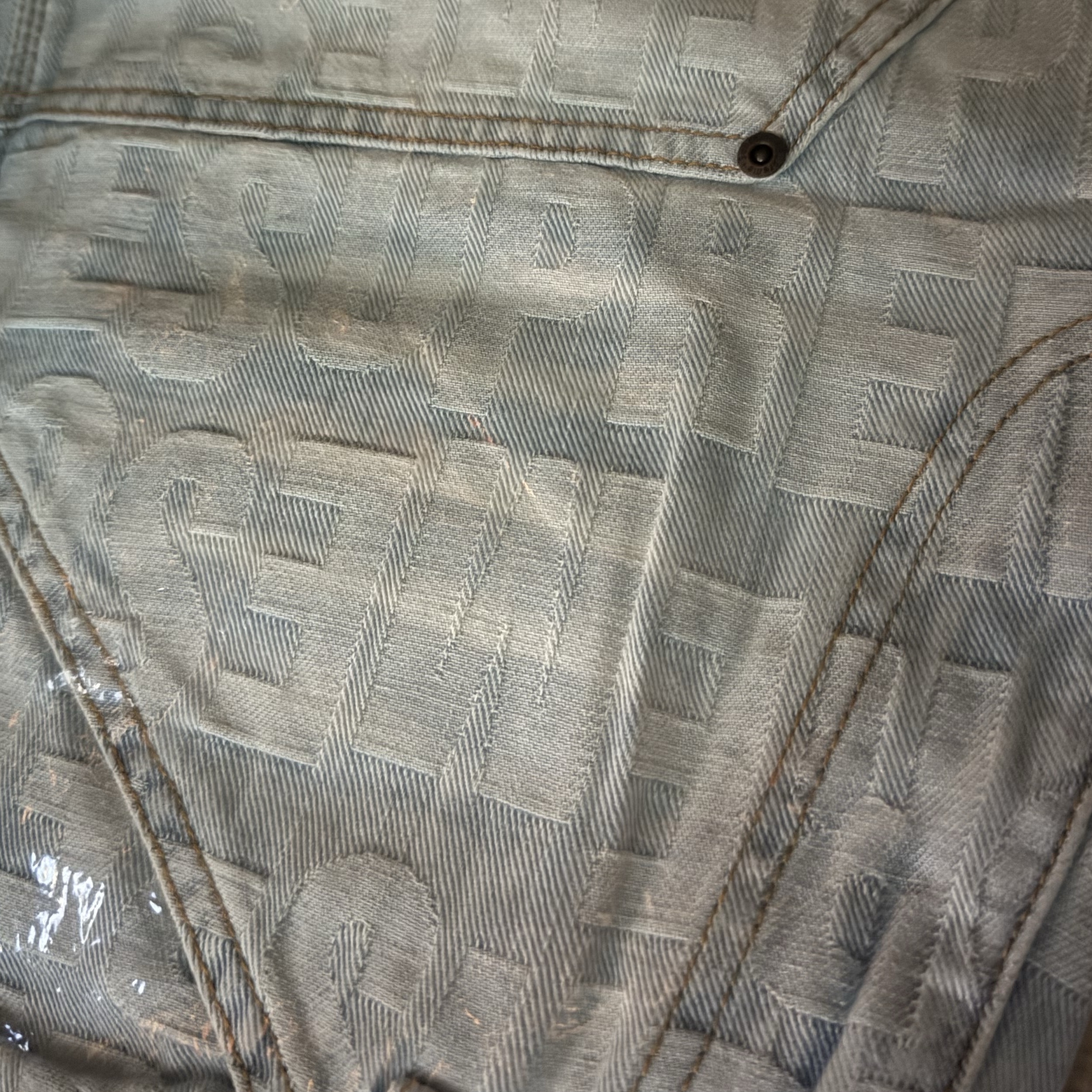 Supreme Repeat Jacquard Double Knee Denim Short Light Washed Indigo - 26SS 착용 스타일 - 3