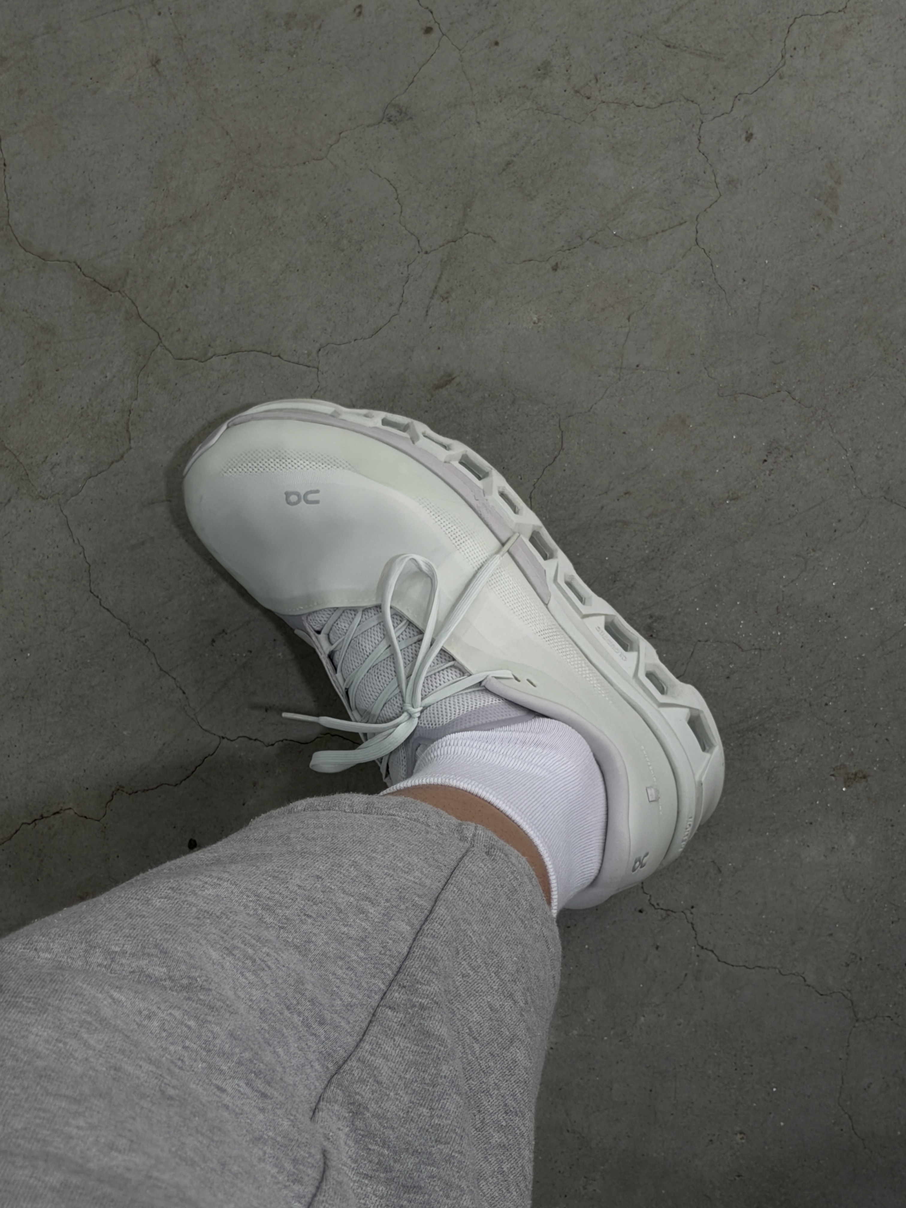 On Running x Post Archive Faction (Paf) Cloudmonster 2 Vapor Frost 착용 스타일 - 2