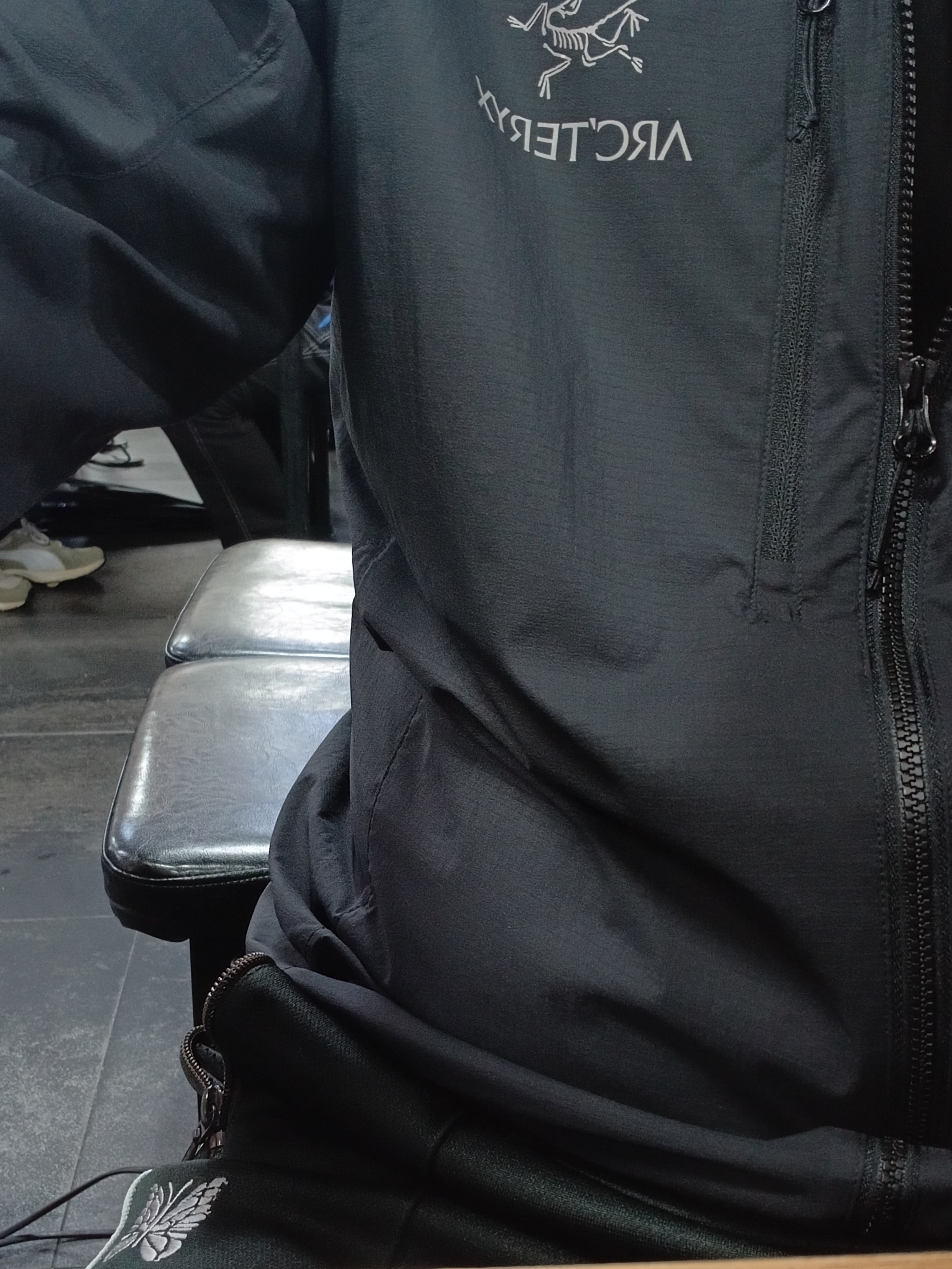 Arc'teryx Squamish Hoody Black, Needles Track Pant Poly Smooth Charcoal 착용 스타일 - 6