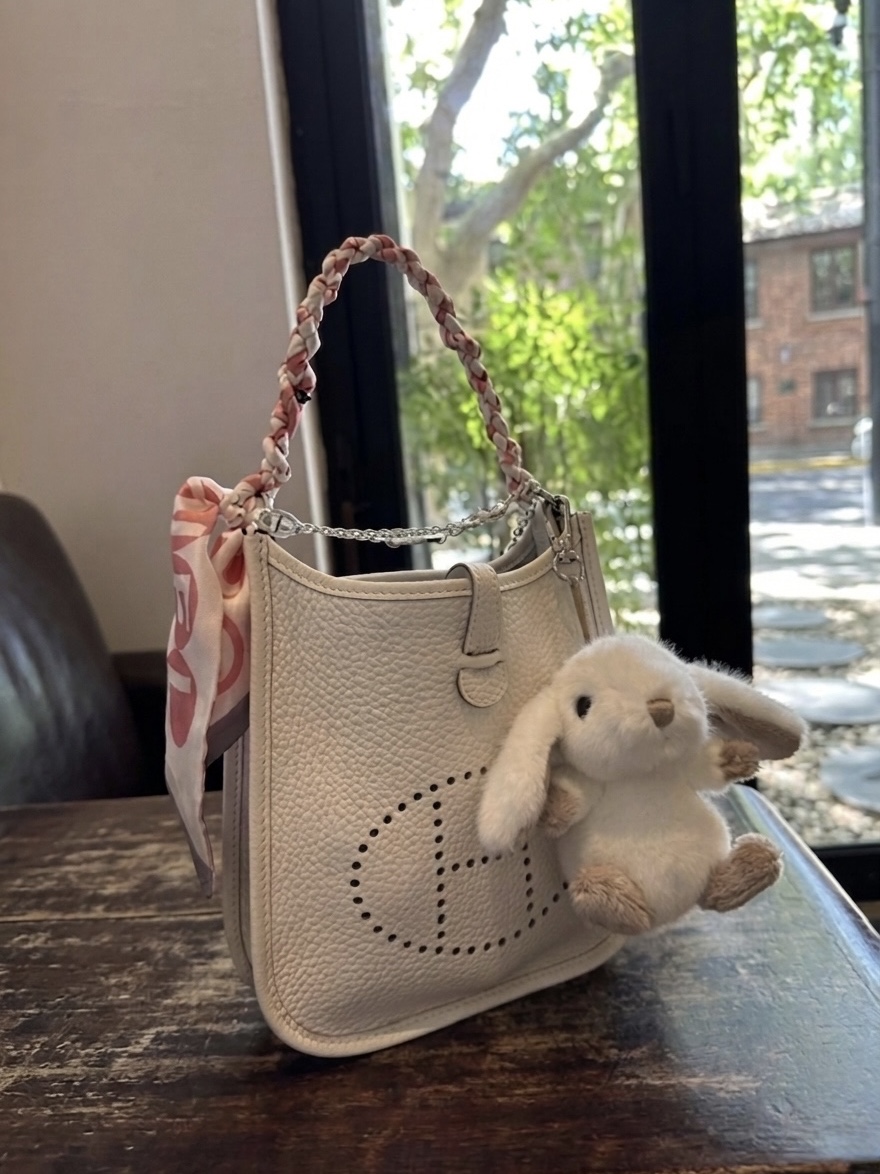 Hermes Evelyne 16 Amazone Bag Clemence & Palladium Craie 착용 스타일