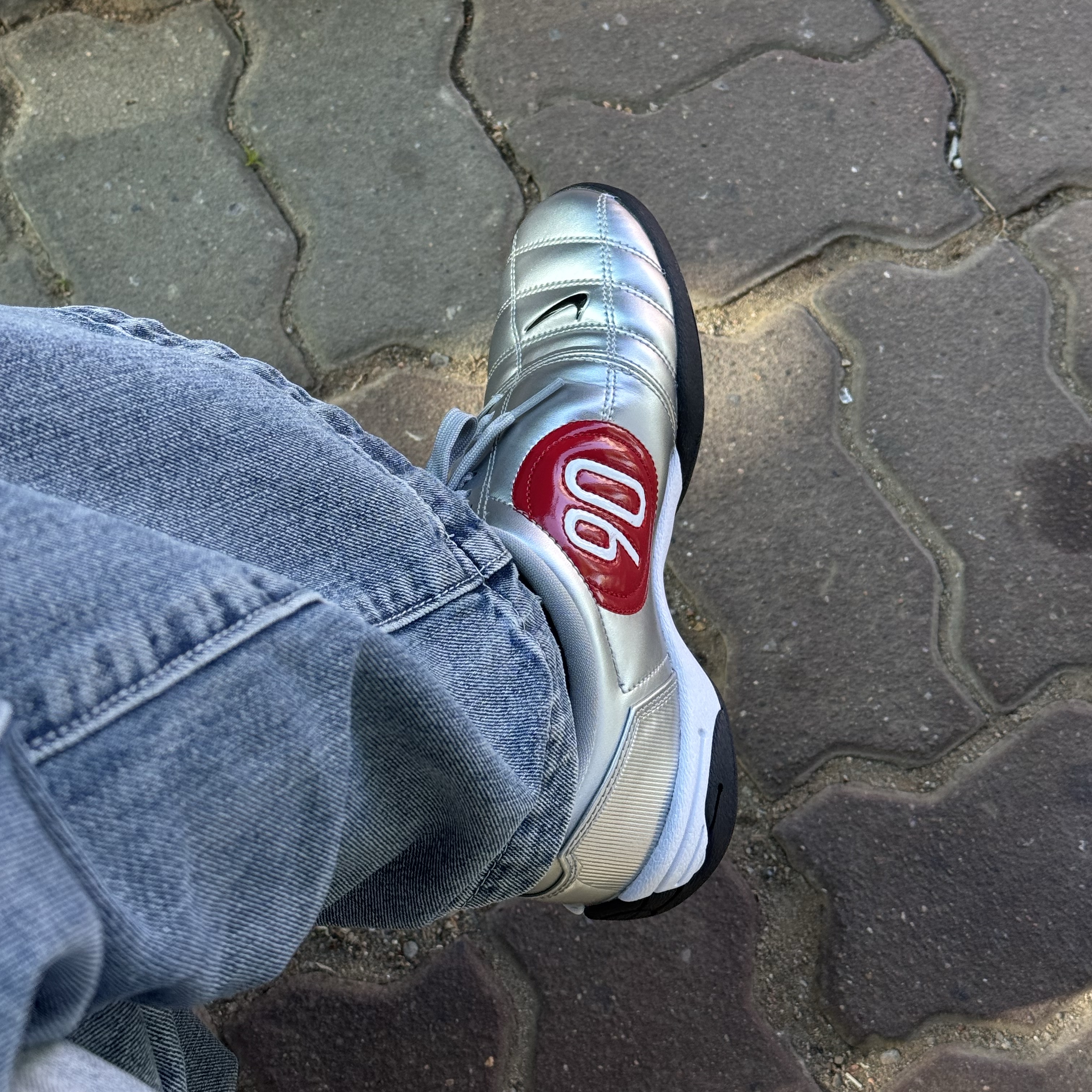(W) Nike Total 90 Metallic Silver University Red 착용 스타일