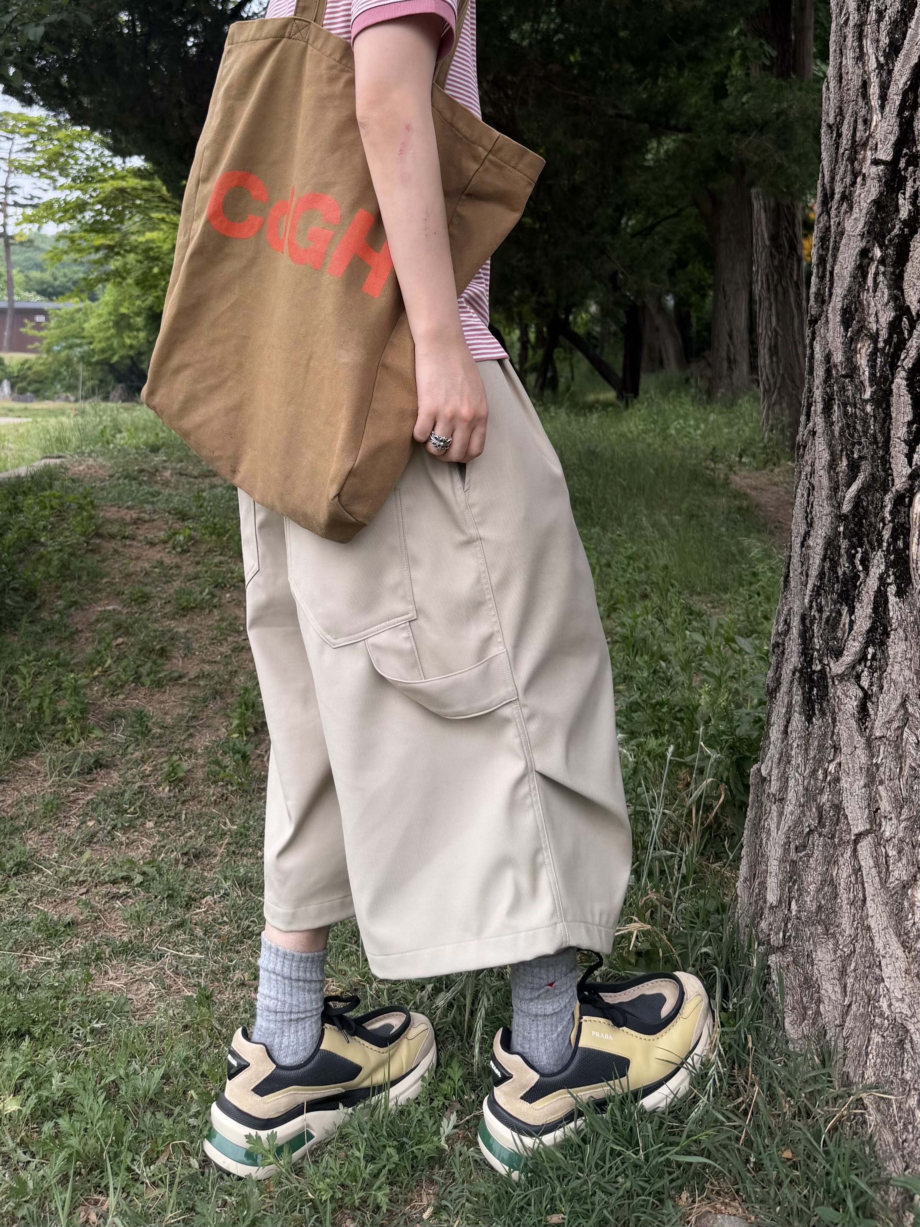 Uniqlo x JW Anderson Dry Pique Striped Polo Narrow Shirt Pink, Kamien x Koin Seoul Bermuda Slacks Beige 착용 스타일 - 2