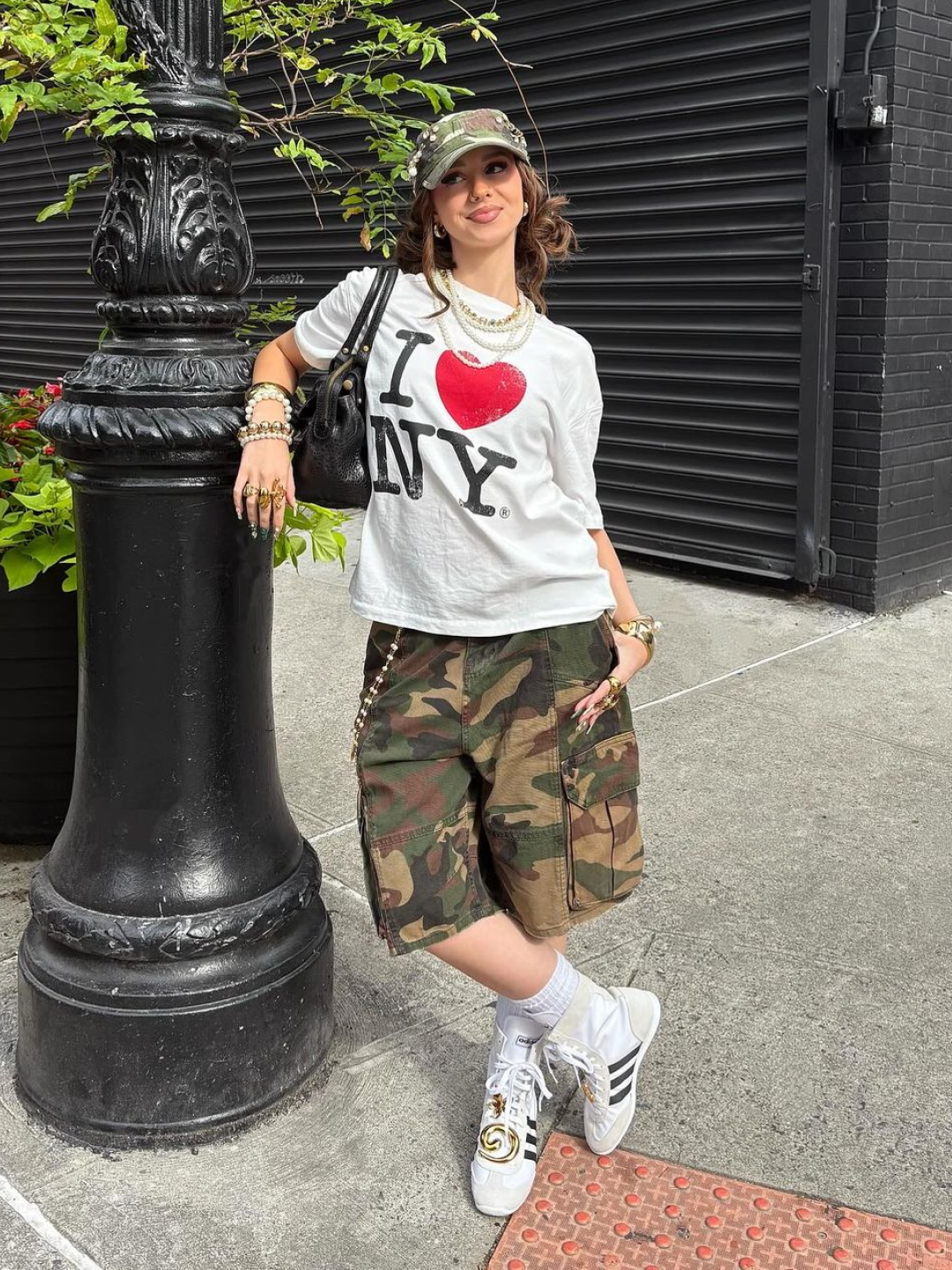 AMOU Camo One Tuck Bermuda Pants Charcoal, SLOW RECORD HOUSE Carpenter Bermuda Wide Camo Pants Vintage Green 착용 스타일 - 2