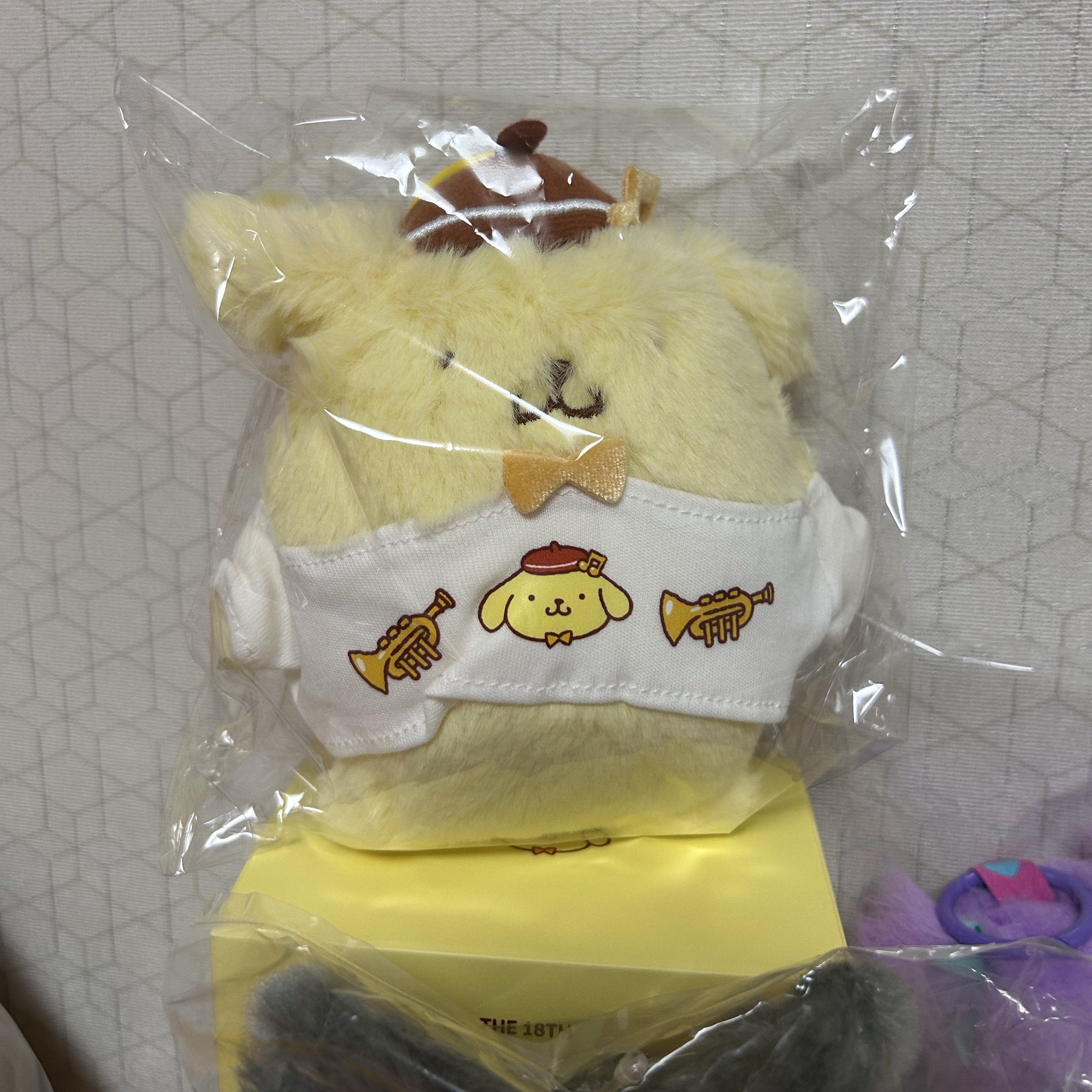 SJF X POMPOMPURIN PLUSH KEYCHAIN - YELLOW 착용 스타일