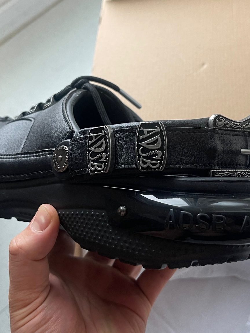 Crocs x Andersson Bell Classic Clog Black 착용 스타일 - 2
