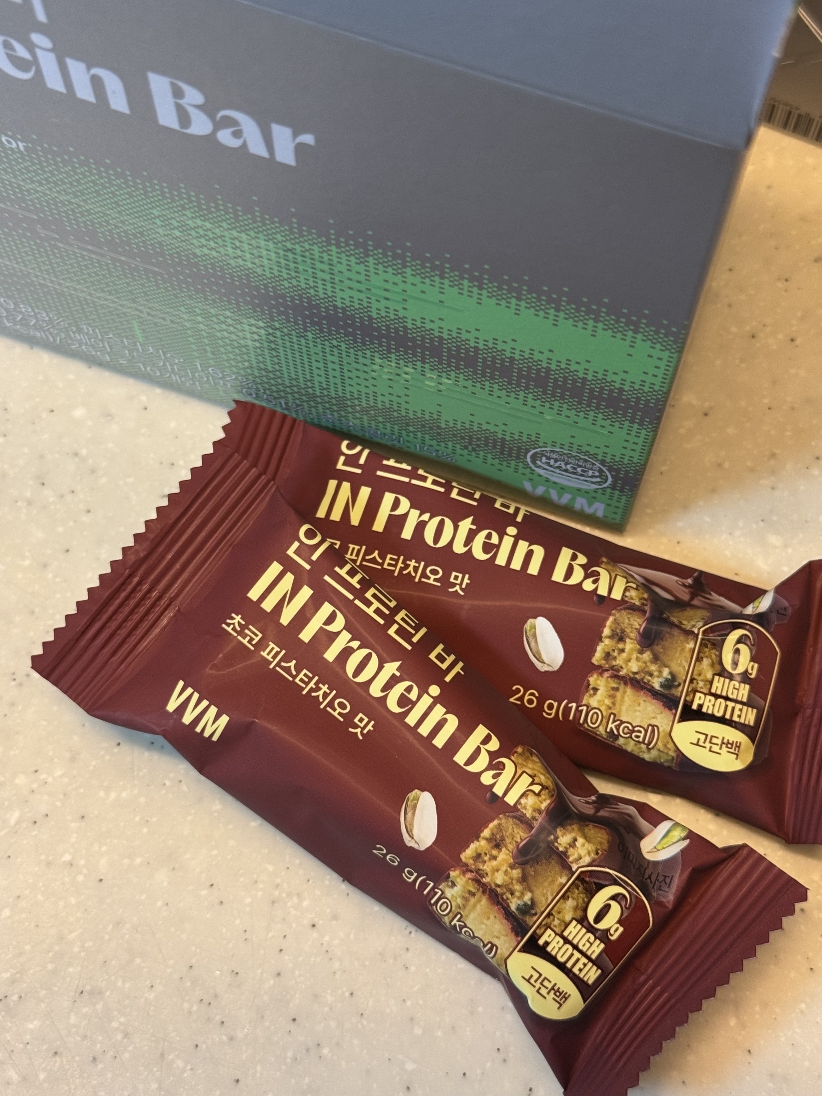 [KREAM 단독] VVM IN Protein Bar 26g * 10ea 1box, [KREAM 단독] VVM ON Energy Gel 40g * 5ea 1box 착용 스타일 - 3