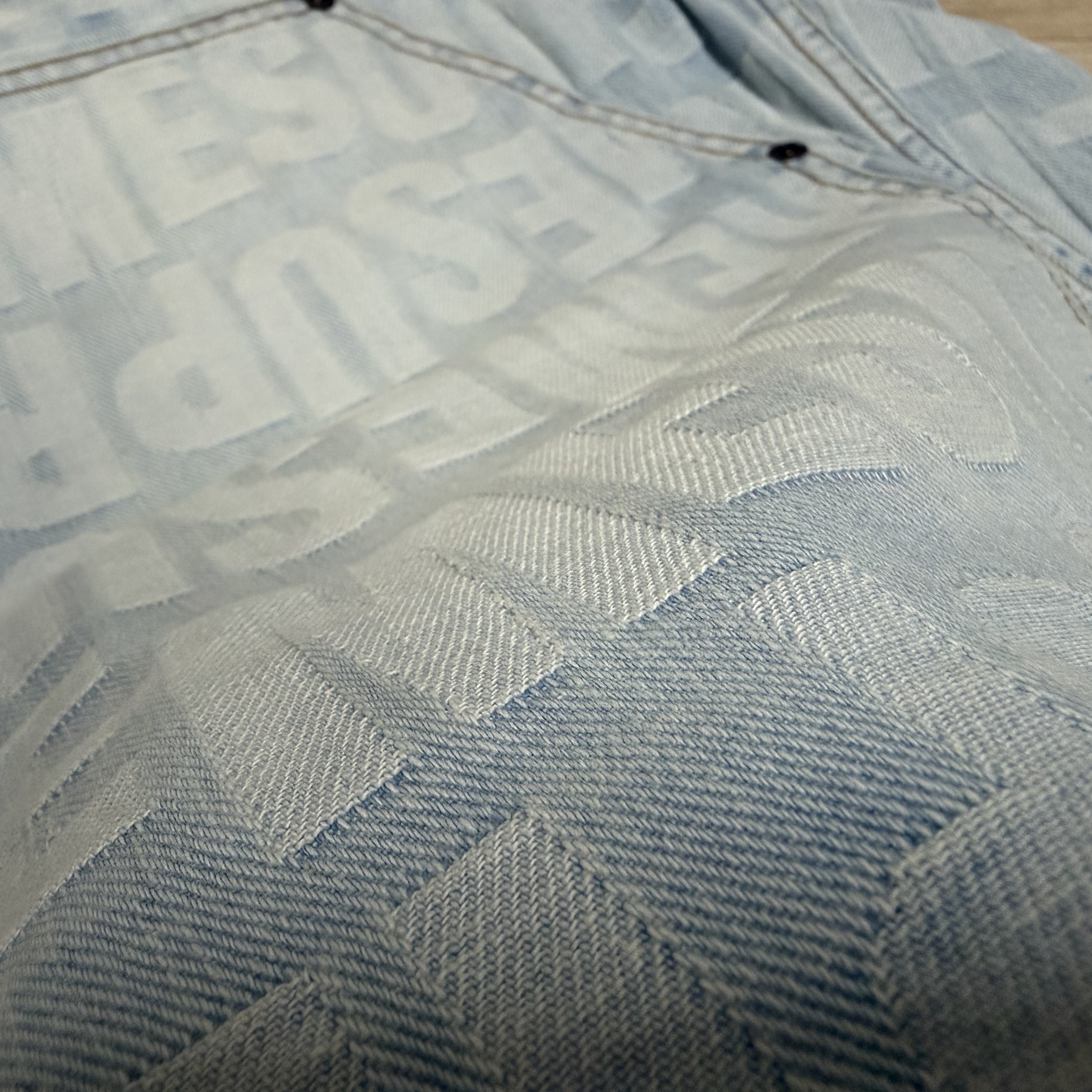 Supreme Repeat Jacquard Double Knee Denim Short Light Washed Indigo - 26SS 착용 스타일 - 2