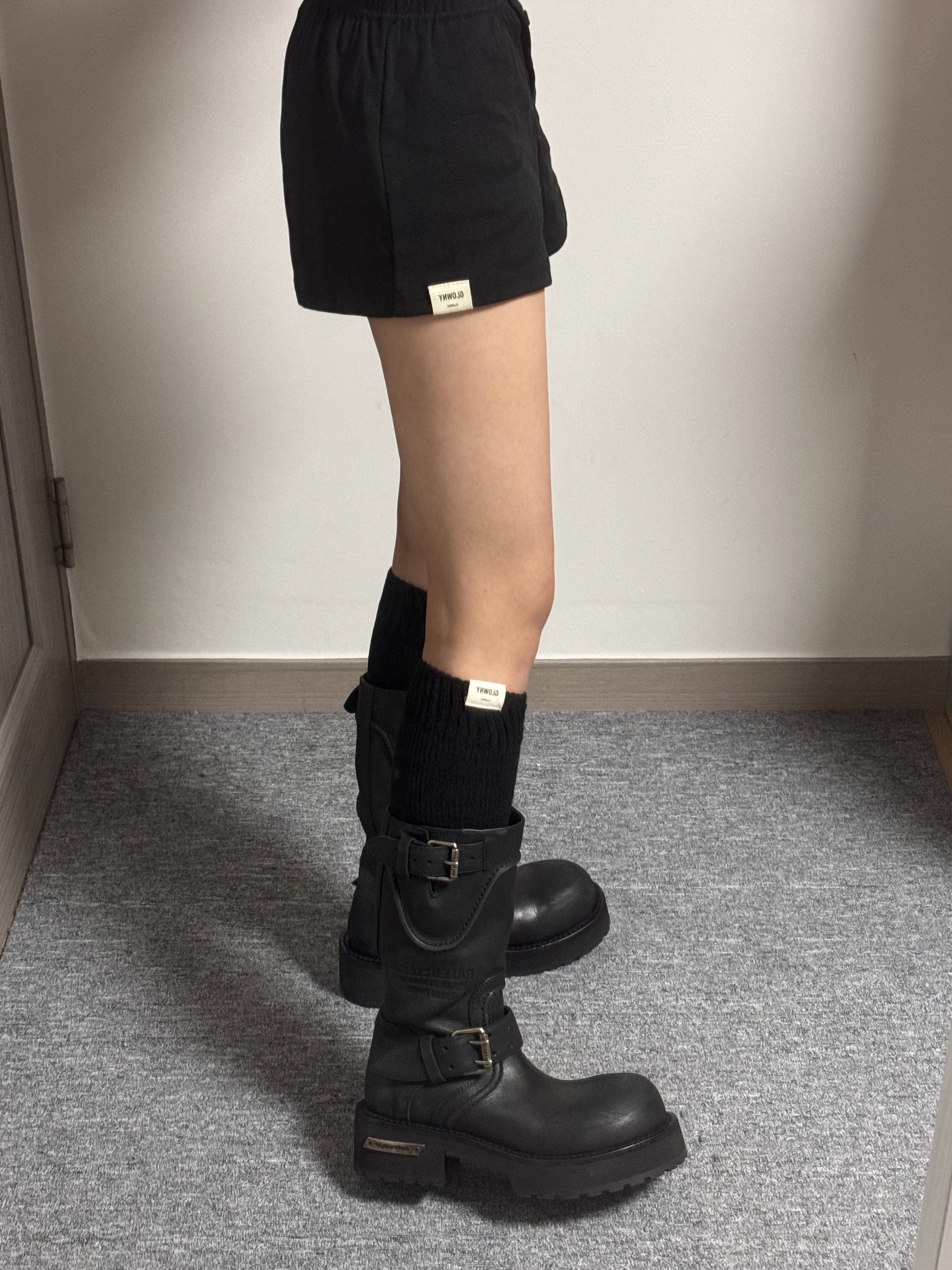 Balenciaga Venom Boot Black, (W) Glowny Button Fly Mini Shorts Black 착용 스타일 - 1