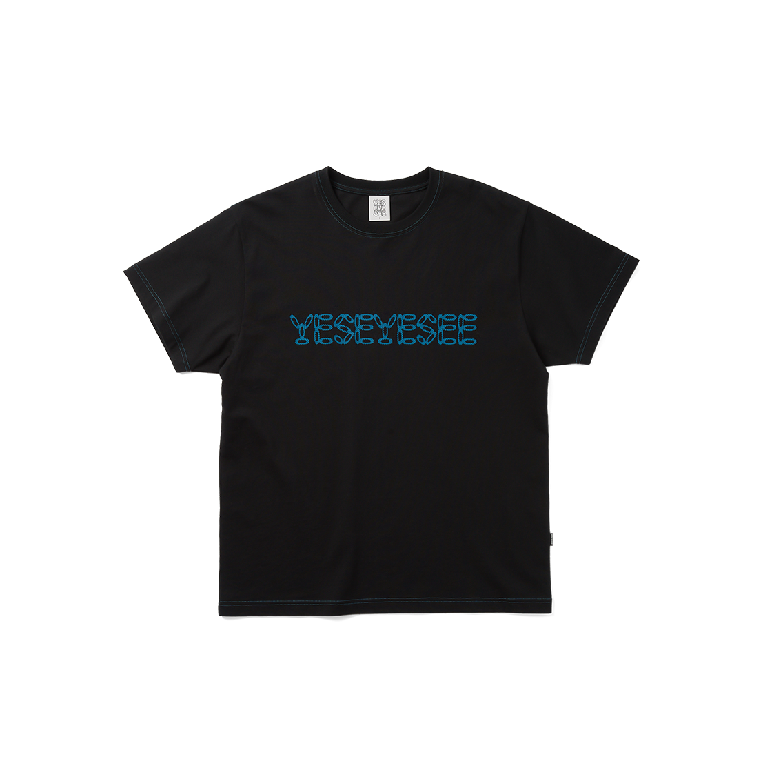 [더블적립] 예스아이씨 콘트라스트 스티치 체인 로고 티셔츠 블랙([더블적립] YESEYESEE Contrast Stitch Chain Logo Tee Black)