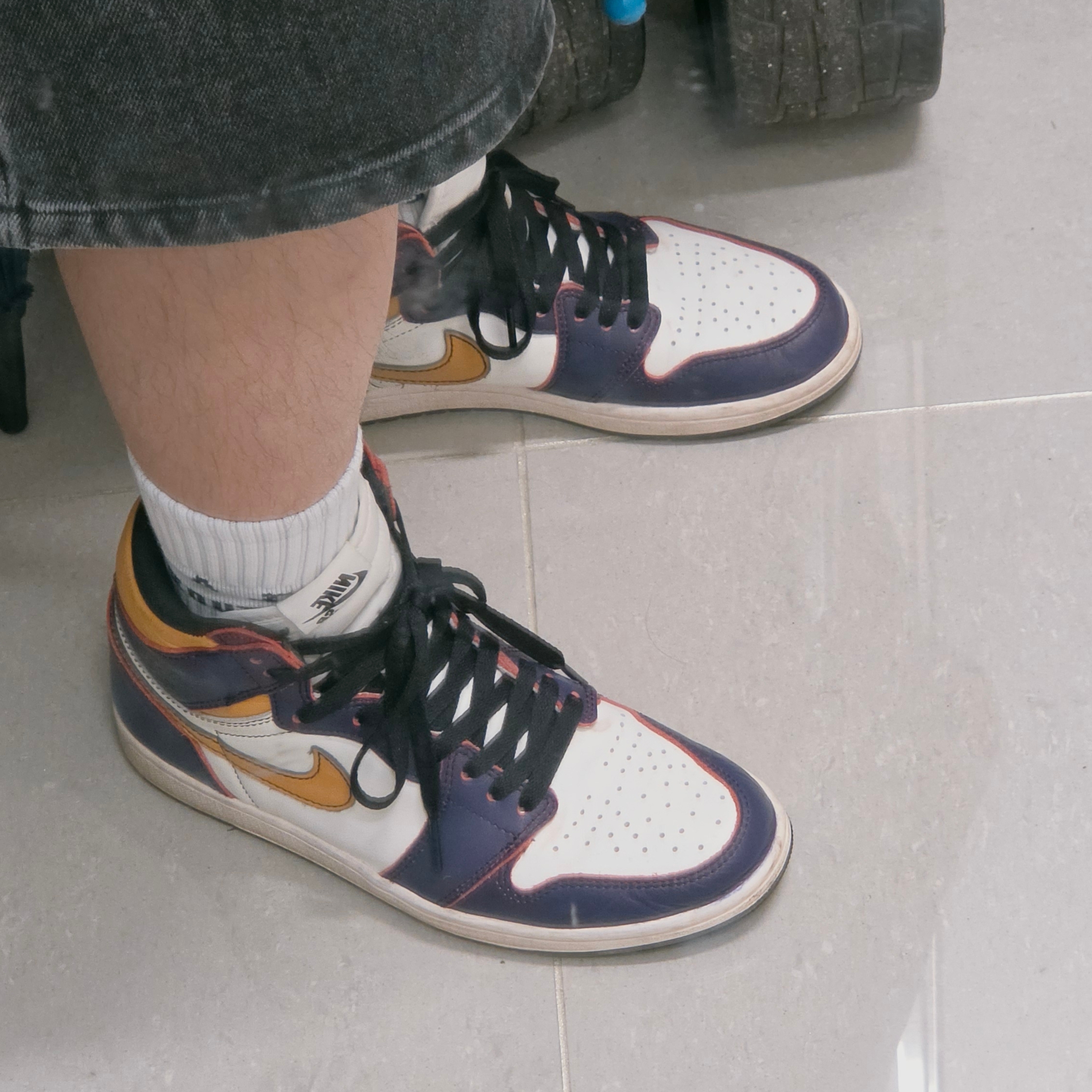 Jordan 1 Retro High OG Defiant SB LA to Chicago, IAB Studio 10th Anniversary T-Shirt White 착용 스타일 - 2