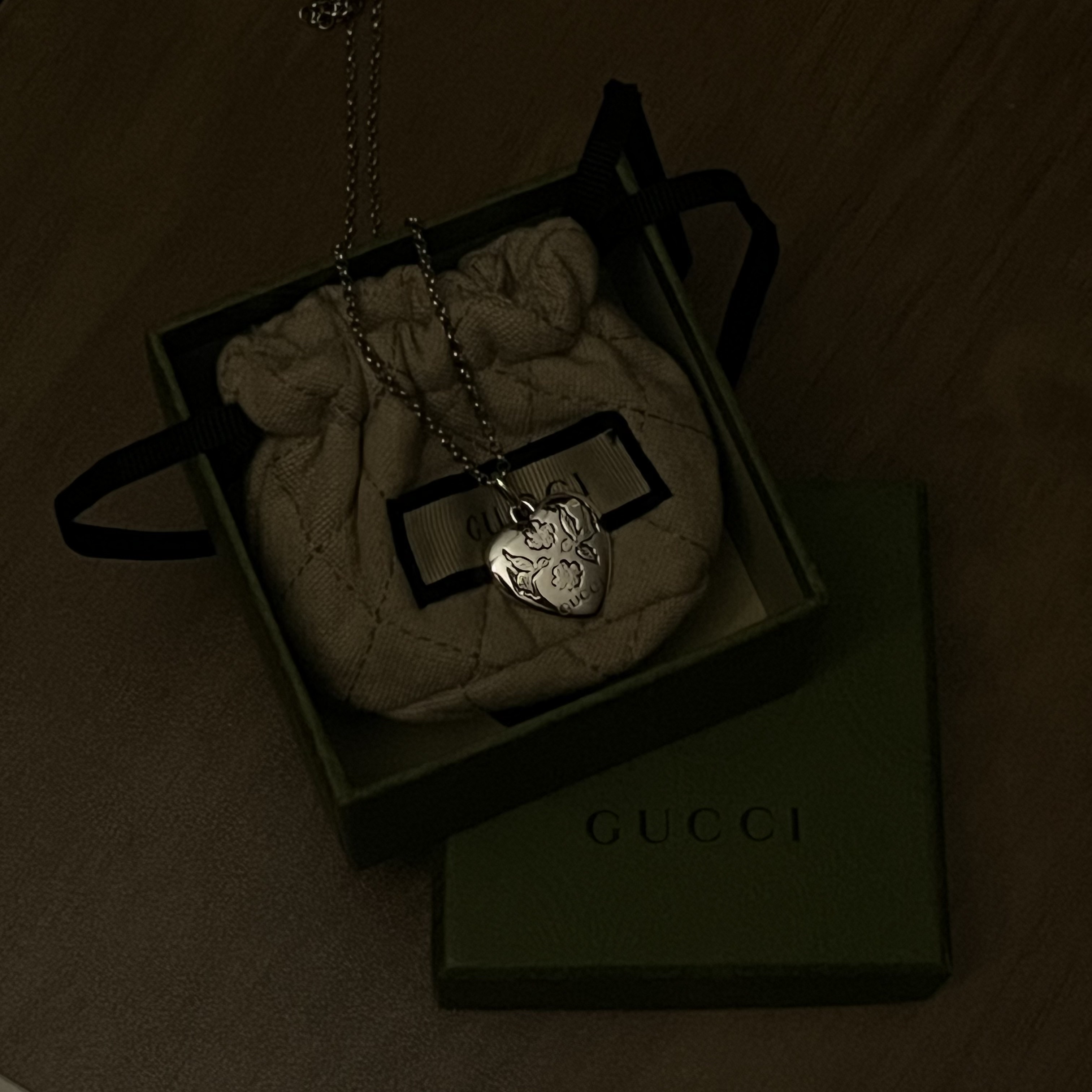 Gucci Blind for Love Necklace Silver 착용 스타일