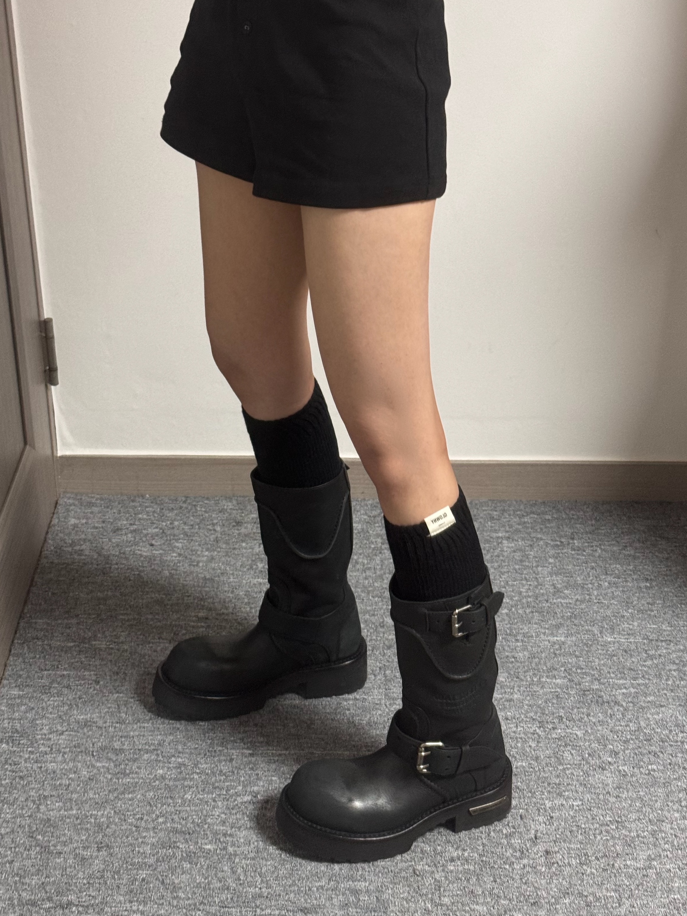 Balenciaga Venom Boot Black, (W) Glowny Button Fly Mini Shorts Black 착용 스타일 - 2