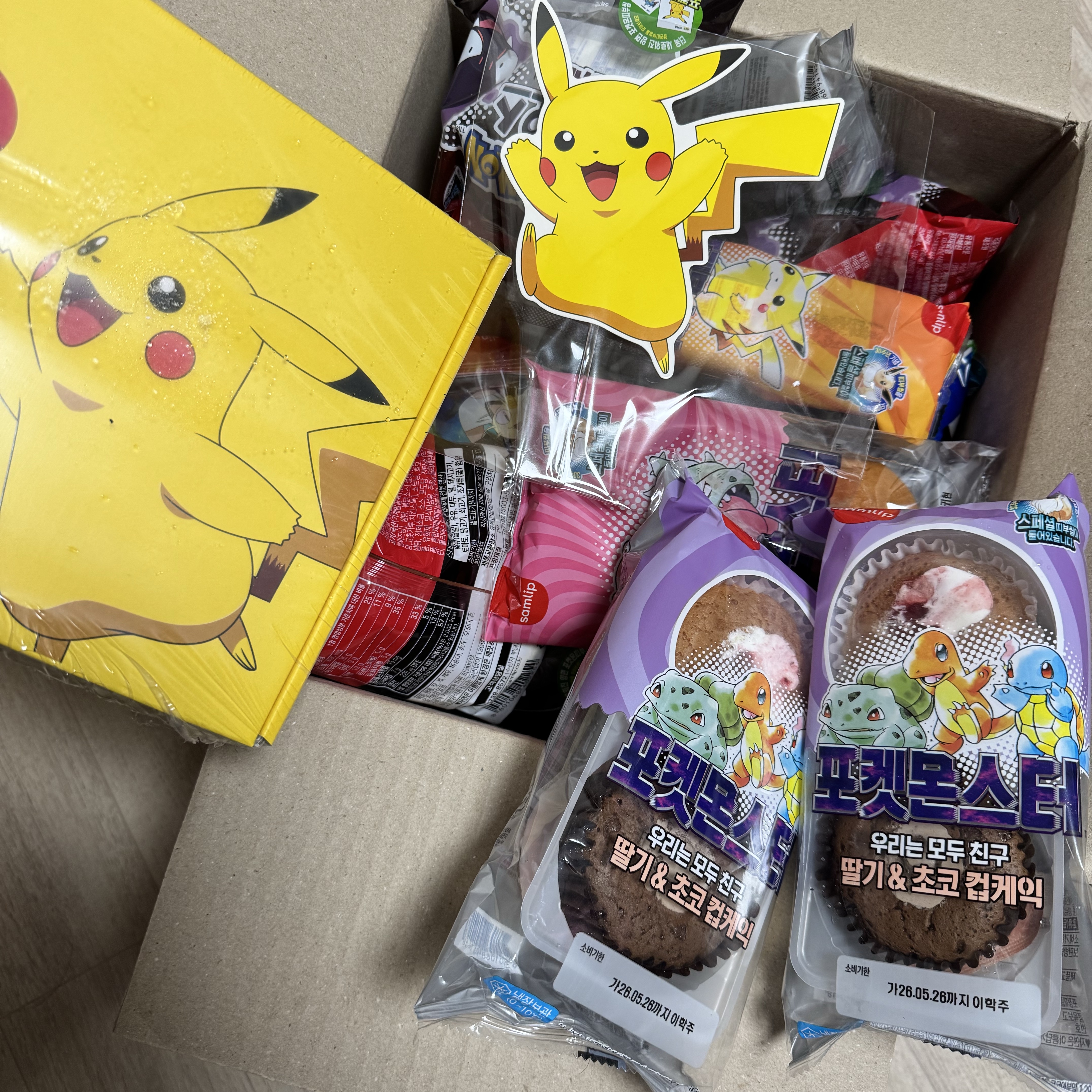 [KREAM 단독] Samlip Pokémon Bread All-in-One Set (Limited to 3, Includes Complete 100-Sticker Collector Book) 착용 스타일