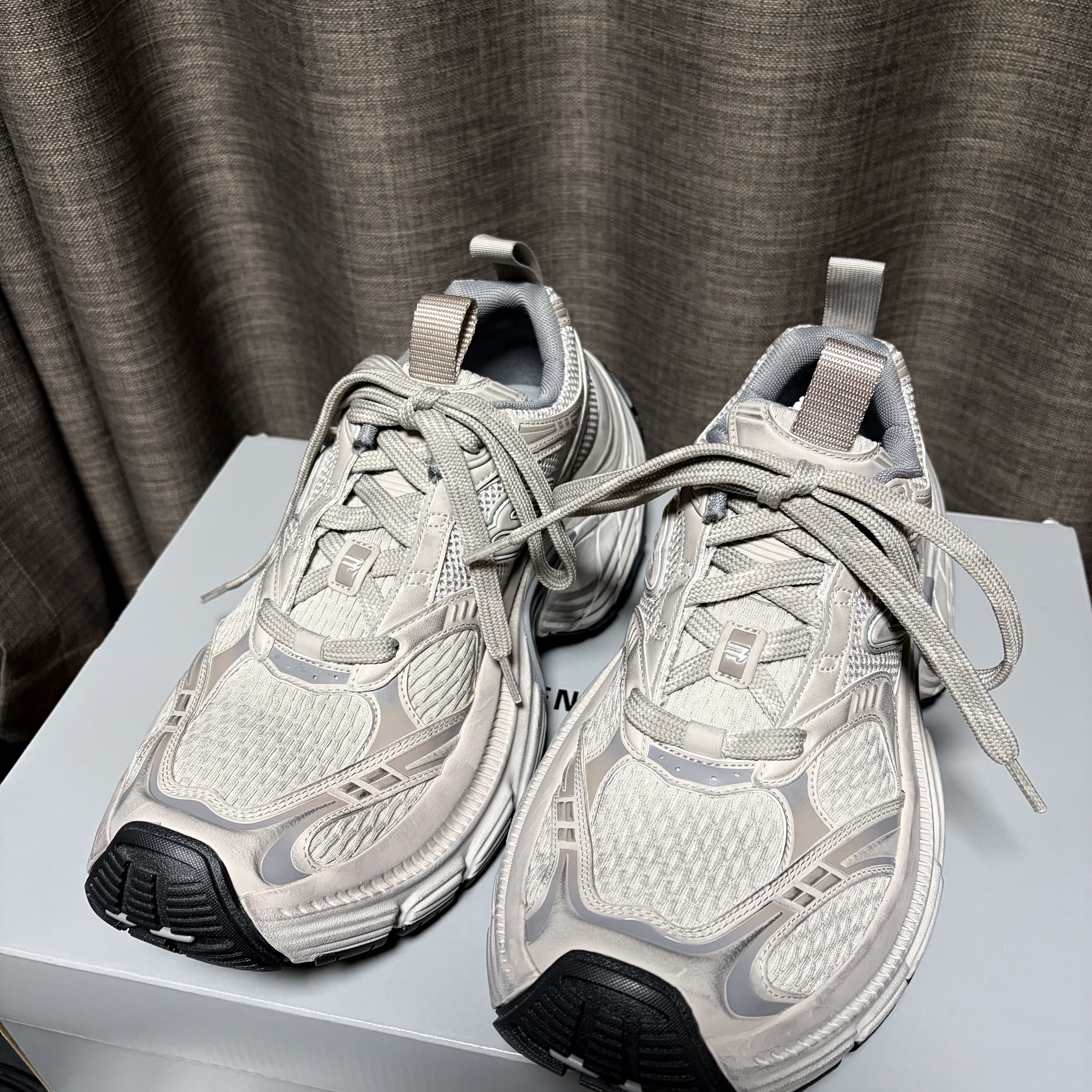 Balenciaga 6XL Sneakers Taupe Gray 착용 스타일 - 1