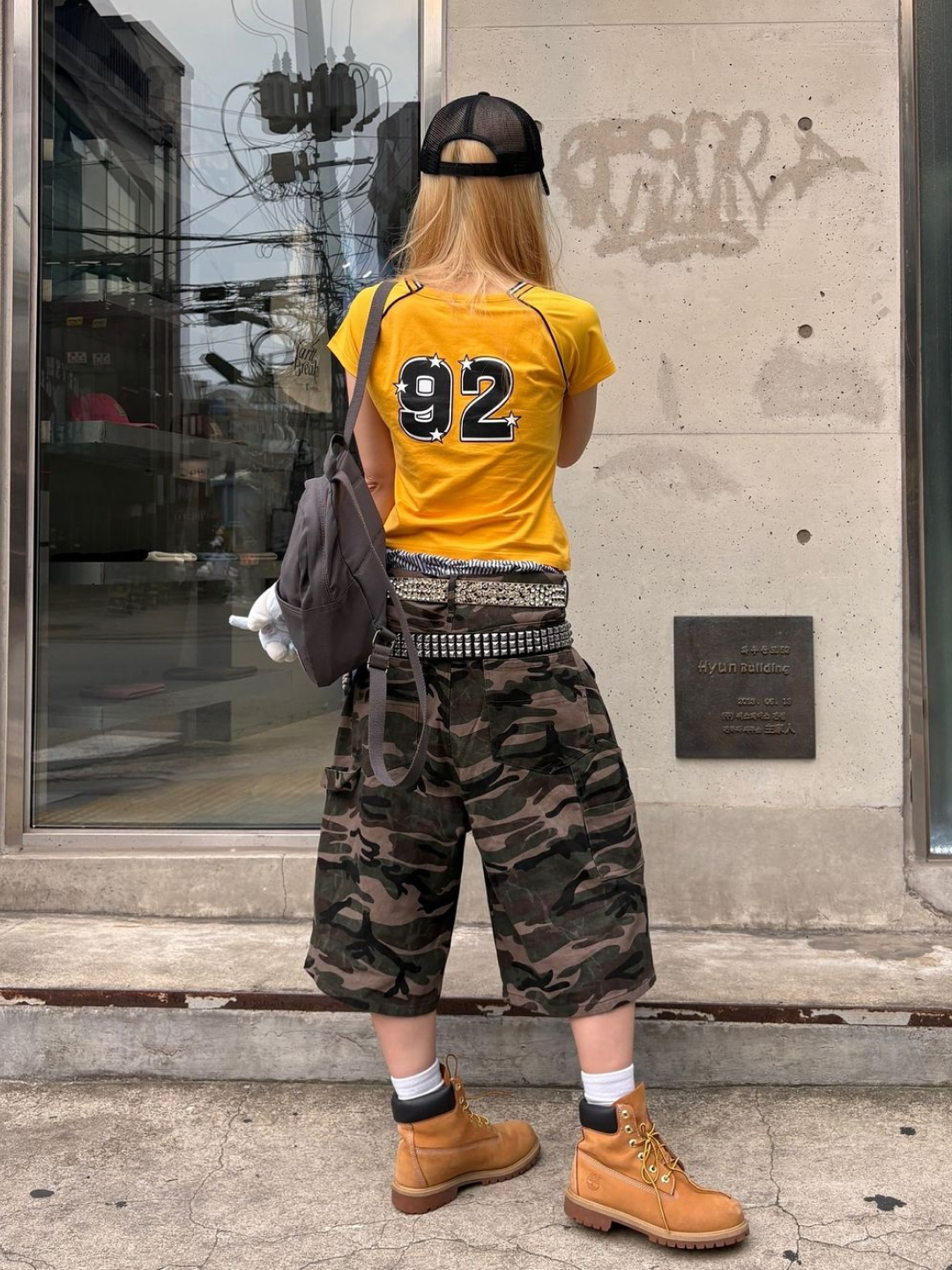AMOU Camo One Tuck Bermuda Pants Charcoal, SLOW RECORD HOUSE Carpenter Bermuda Wide Camo Pants Vintage Green 착용 스타일 - 4