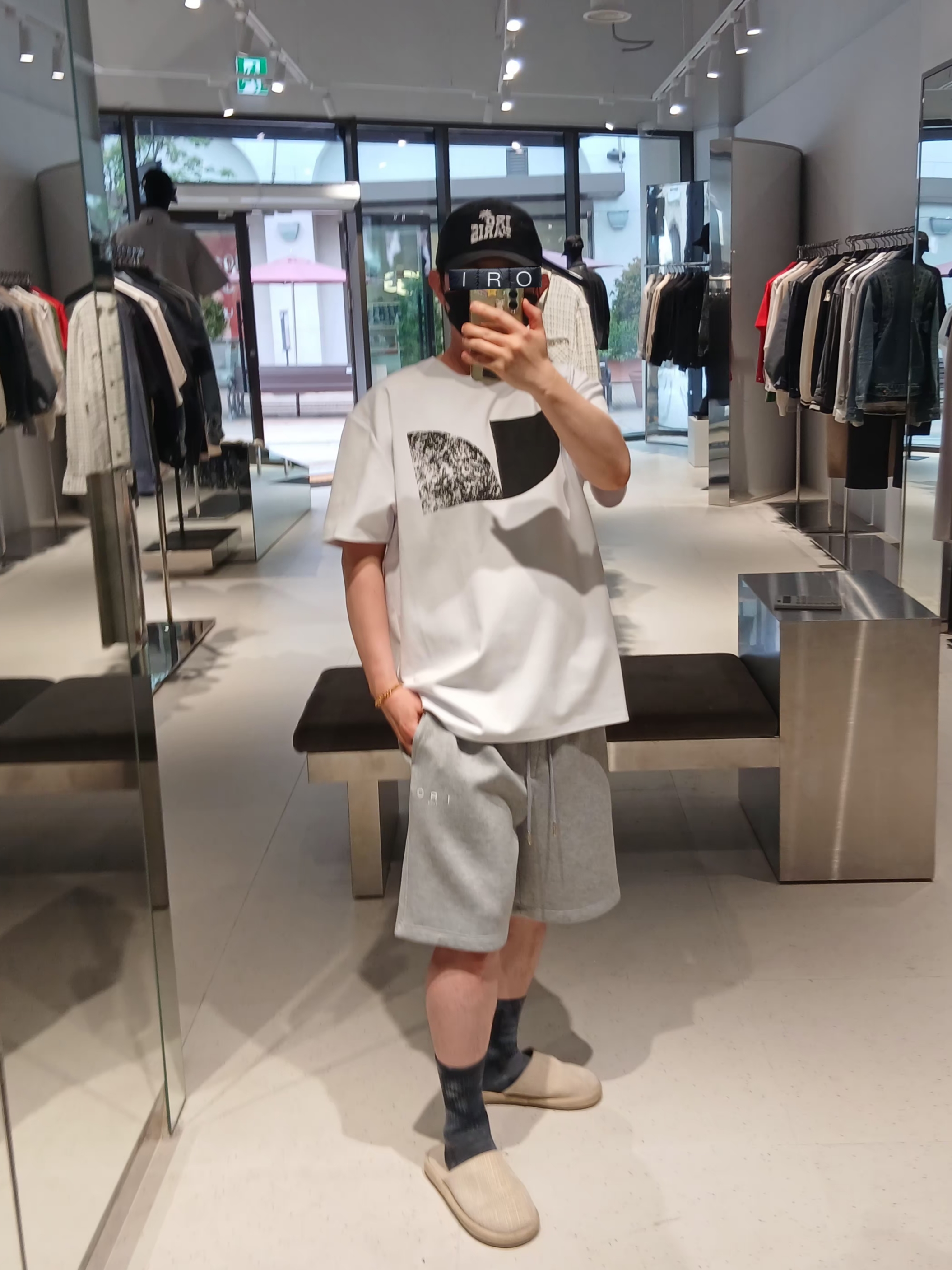Iro Aloispe Over Fit Iconic Logo Short Sleeves T-Shirt White, Iro Palmtree Nylon Ball Cap Black 착용 스타일 - 1