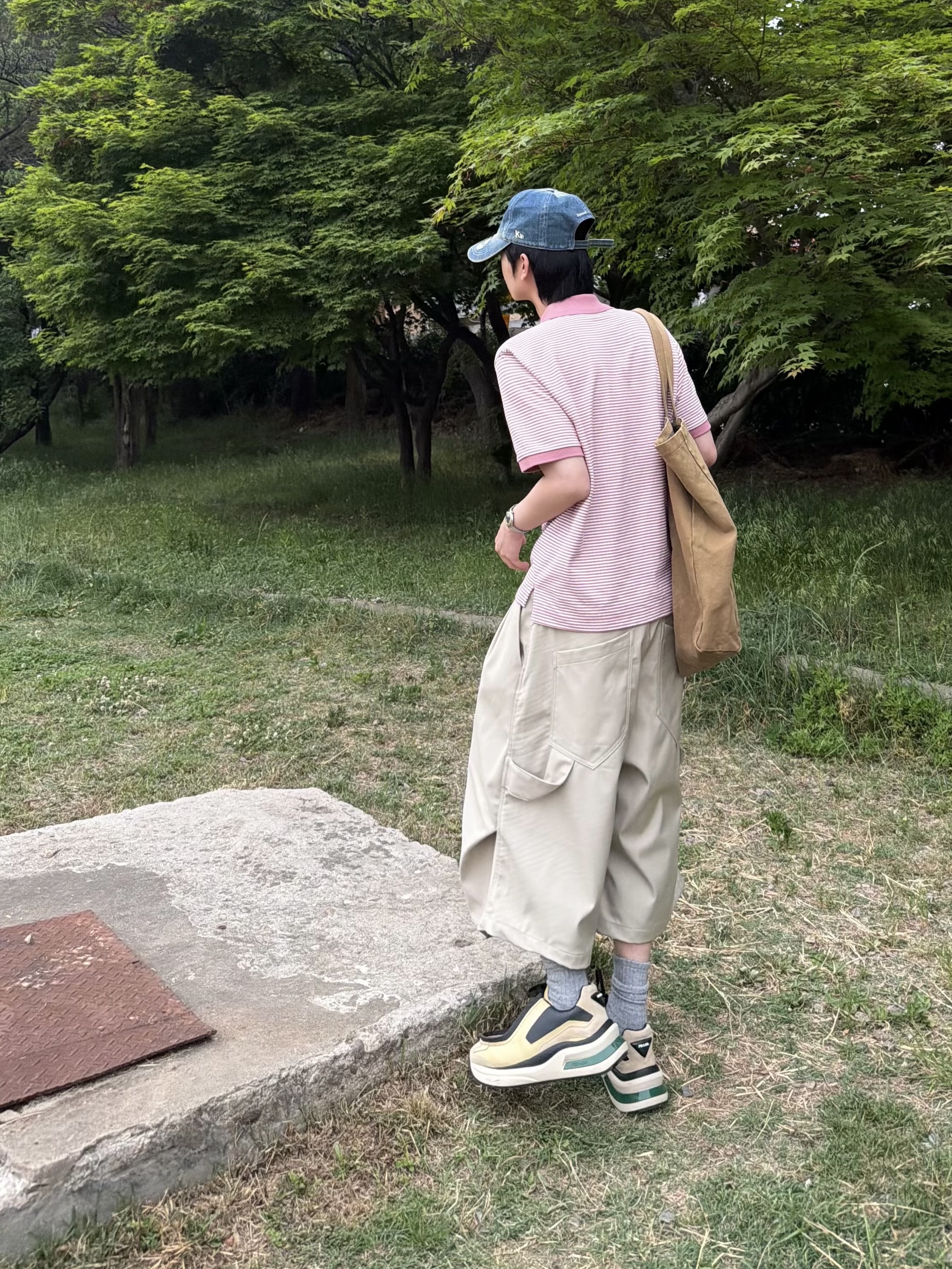 Uniqlo x JW Anderson Dry Pique Striped Polo Narrow Shirt Pink, Kamien x Koin Seoul Bermuda Slacks Beige 착용 스타일 - 3