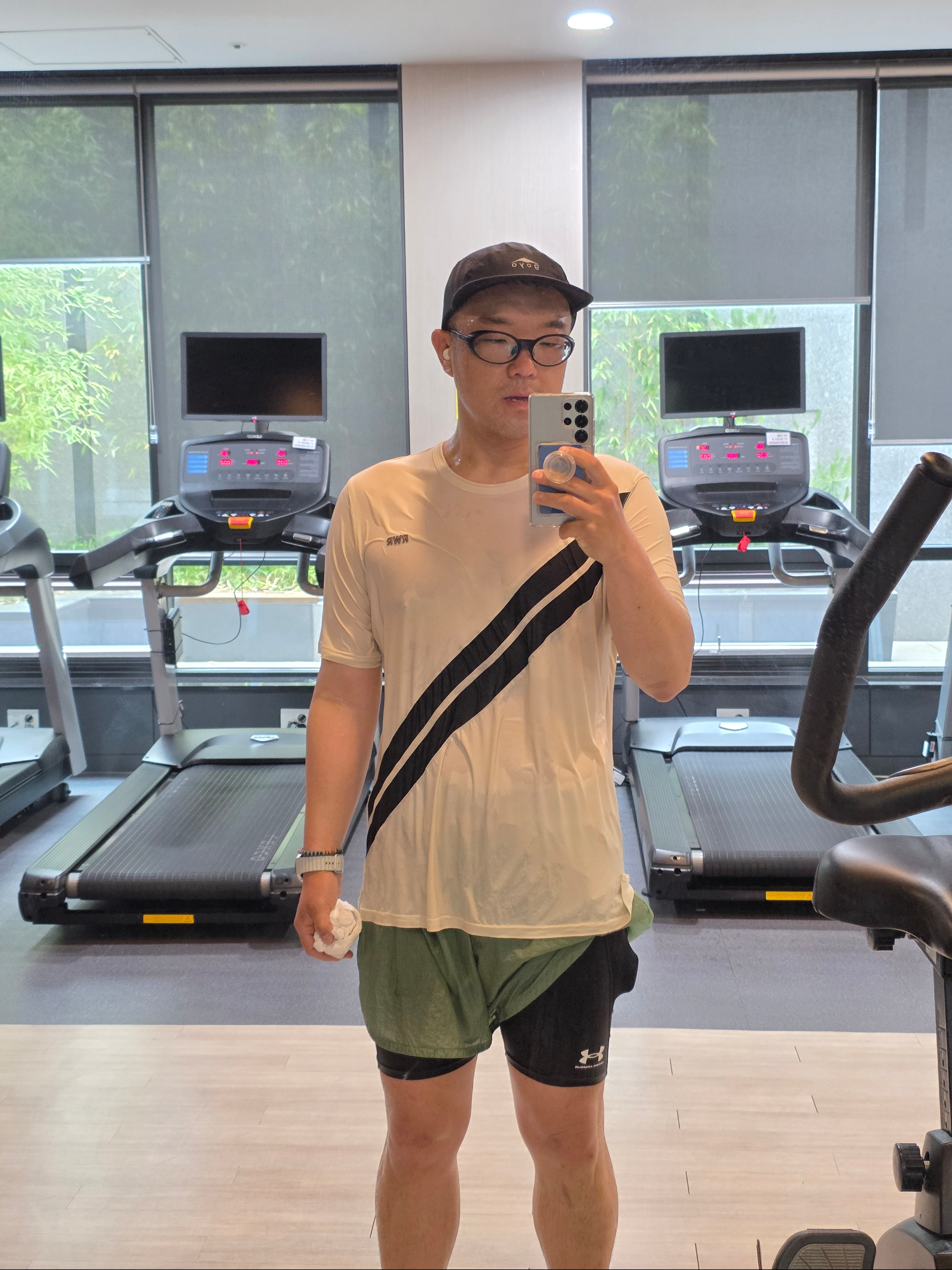 [KREAM 단독] runwhither Classic Training Shirts Cream, Ridar Fever R109 Semi Black R+ Candy Yellow 착용 스타일