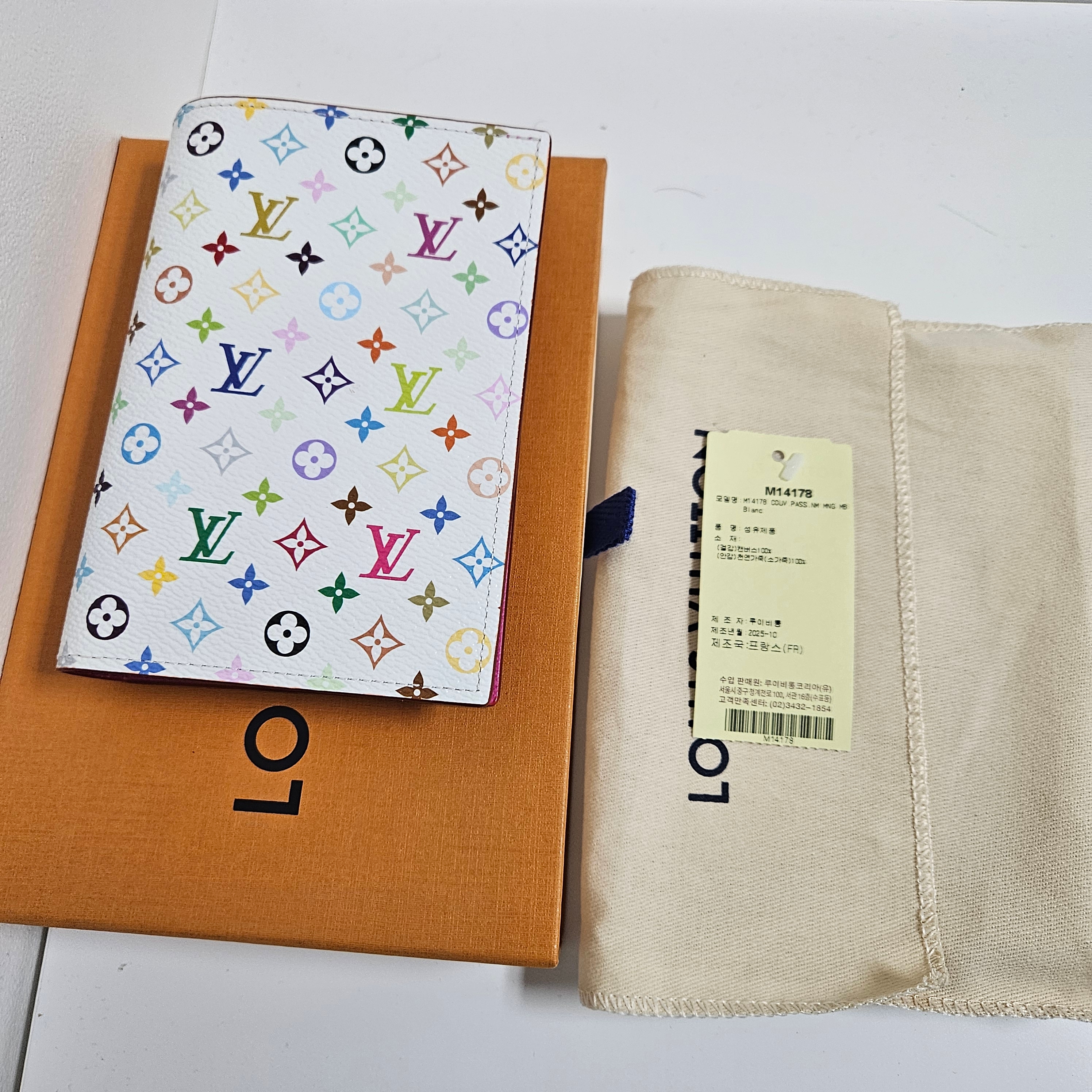 Louis Vuitton x Murakami Takashi Passport Cover Multicolore Blanc 착용 스타일