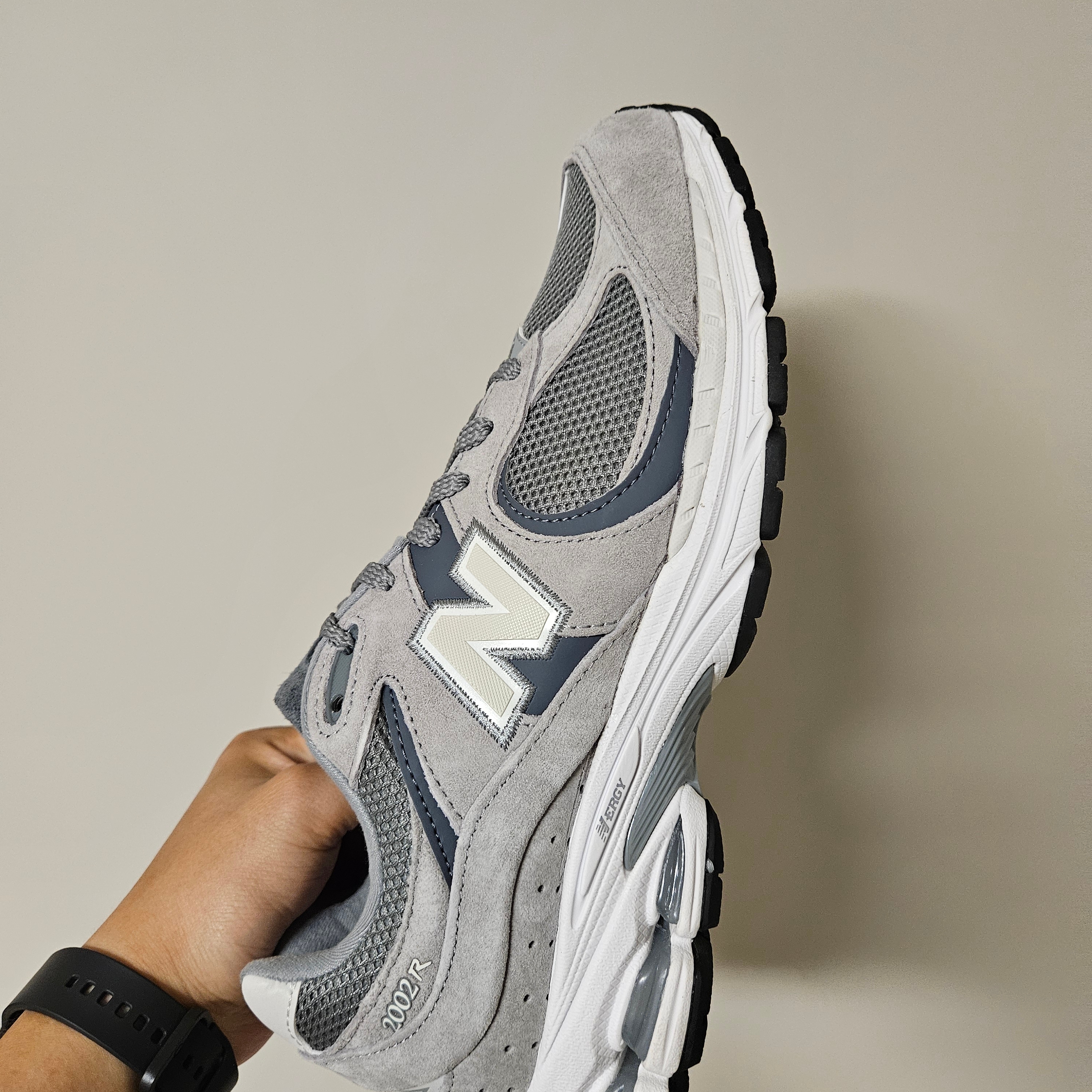New Balance 2002R Steel Grey Orca 착용 스타일