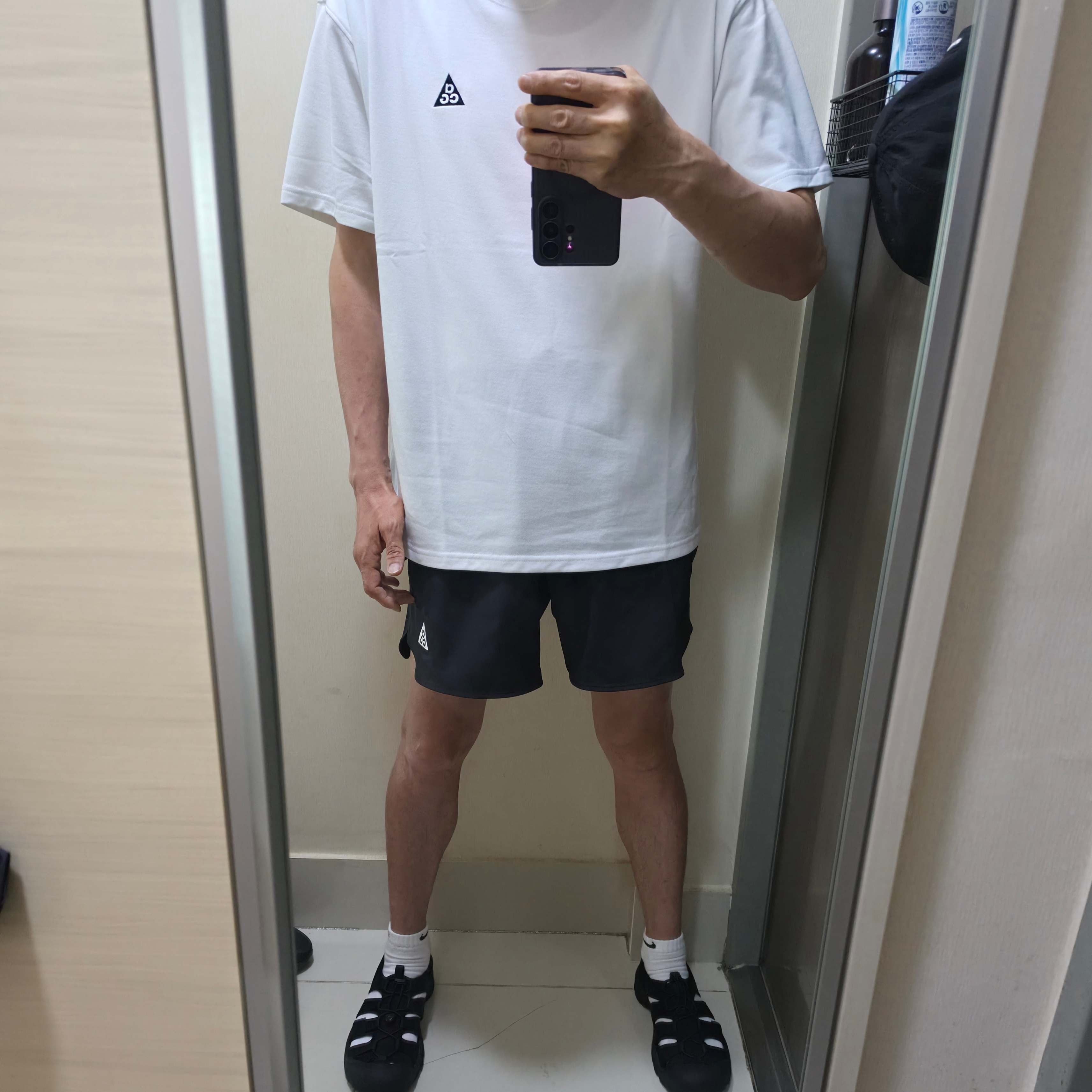 Keen Newport H2 Triple Black, Nike ACG Dri-Fit T-Shirt Summit White - Asia 착용 스타일
