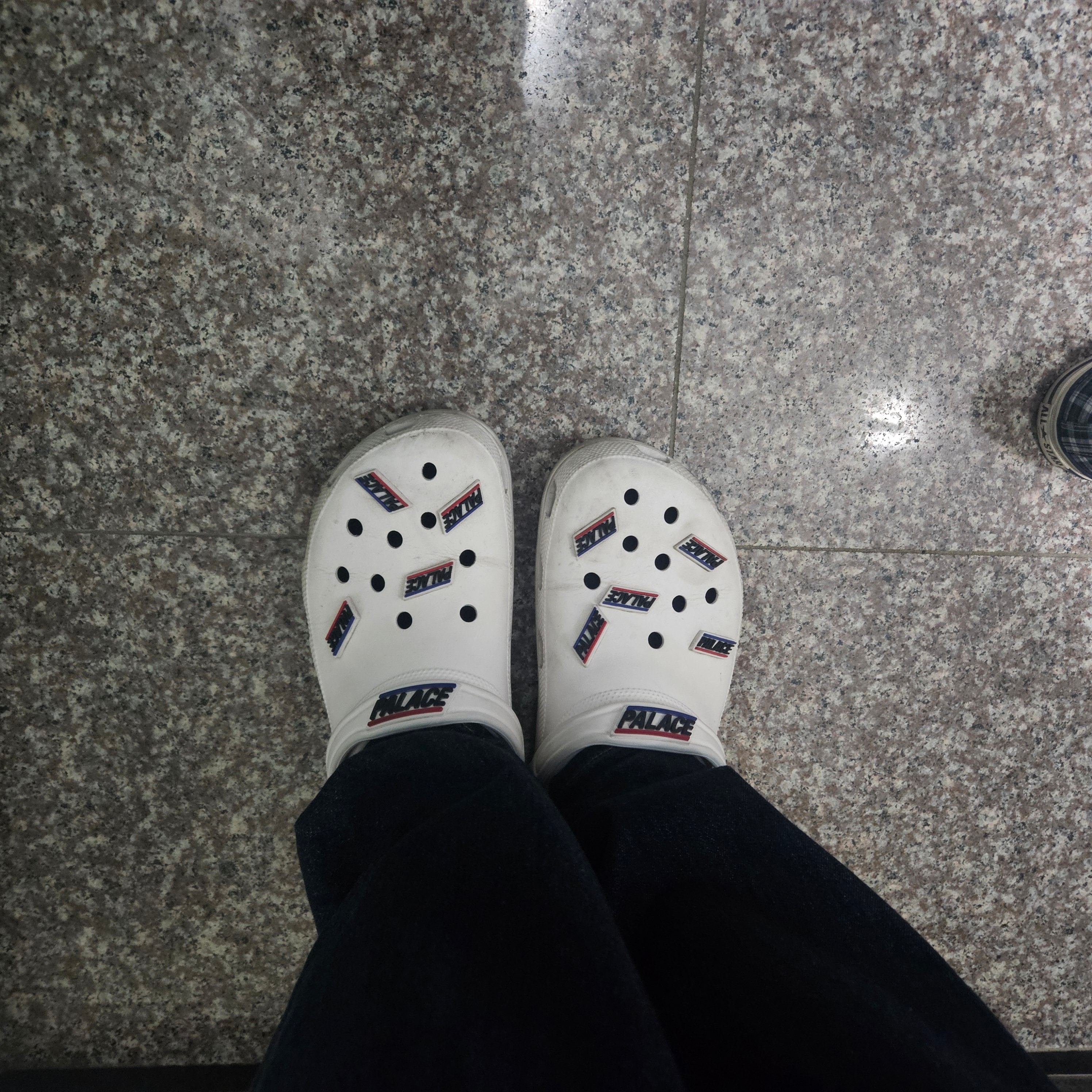 Crocs x Palace Classic Clog White, Stussy x Our Legacy Work Shop Work Cut Jean Rinse Blue Denim 착용 스타일
