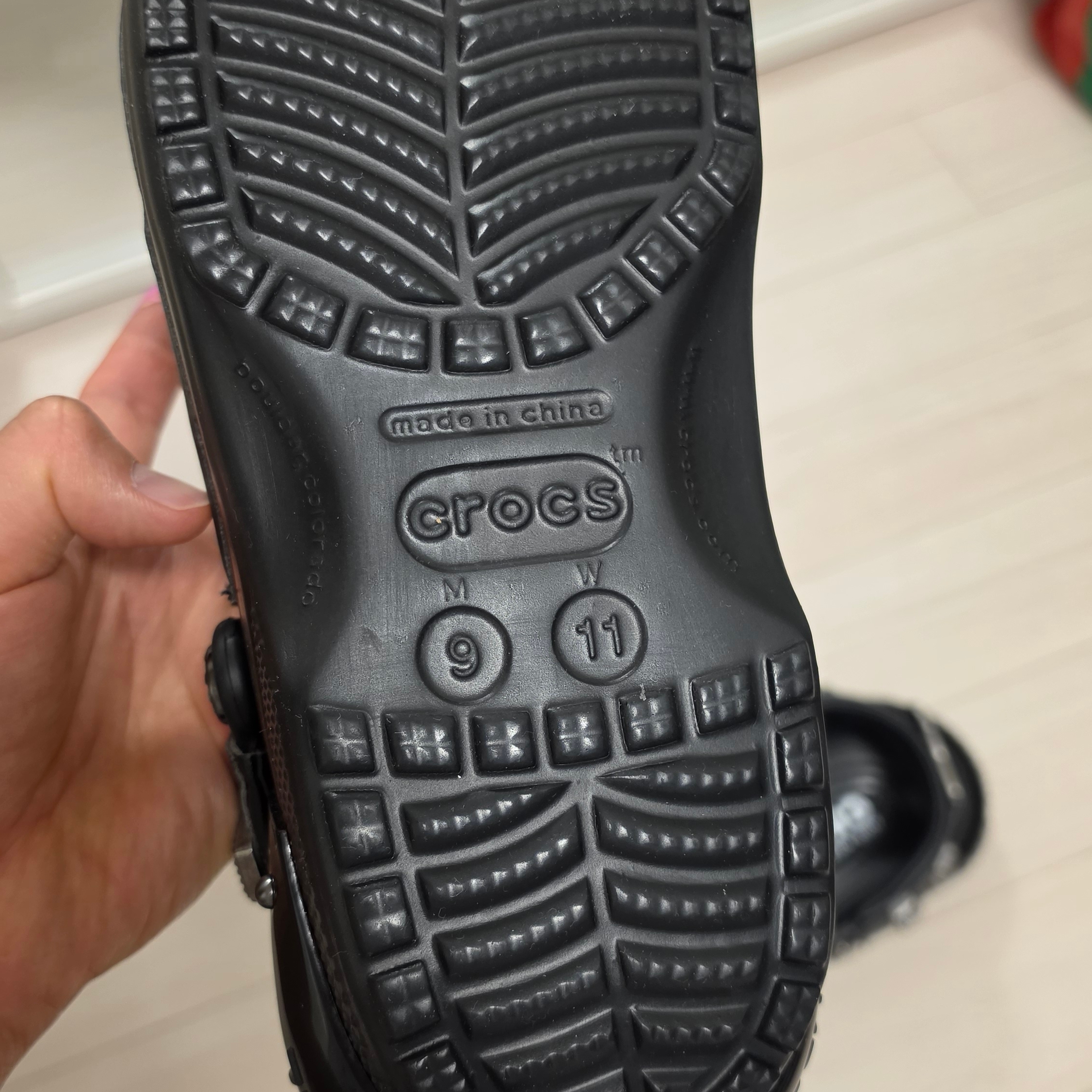 Crocs x Andersson Bell Classic Clog Black 착용 스타일 - 6