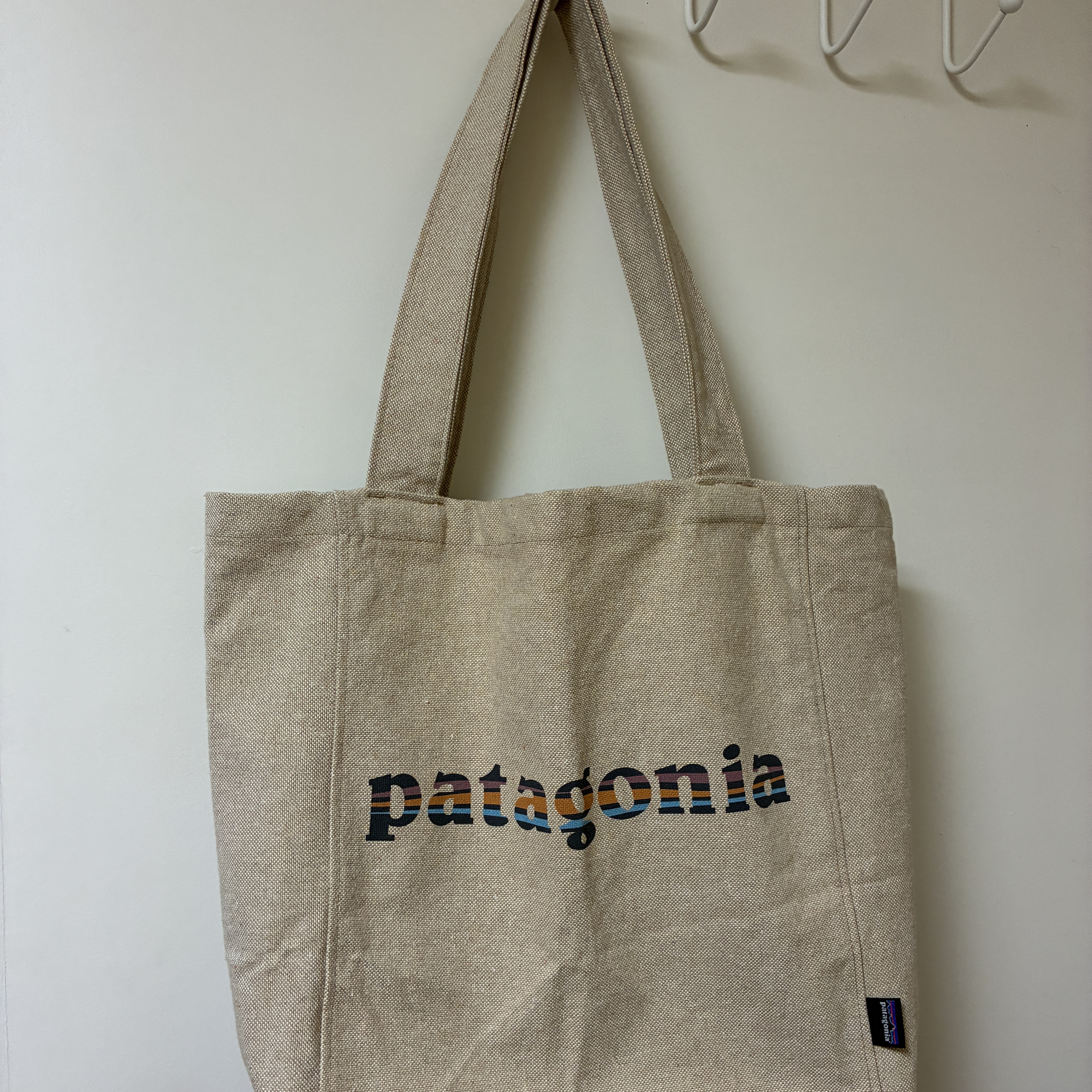 Patagonia Recycled Market Tote Bag Great Waves Classic Tan 착용 스타일