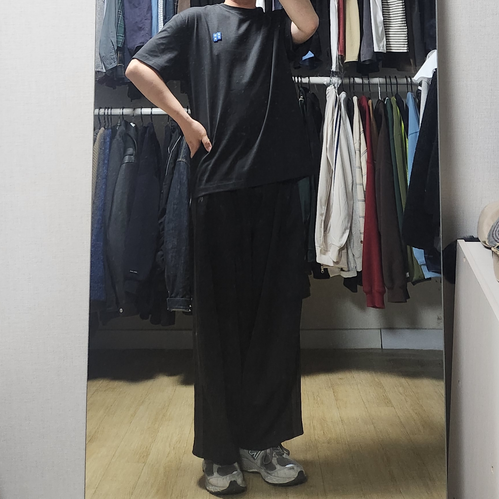 Ader Error Sig; TRS/BL Tag T-Shirt 01 Black, New Balance 2002R Grey 착용 스타일